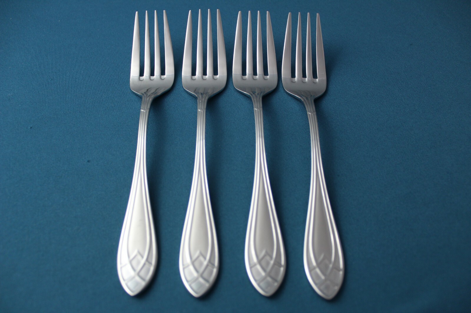 Retroneu NOBLIS Salad Forks (Set of 4) Glossy 18/8 Stainless Korea NEW 6 5/8"
