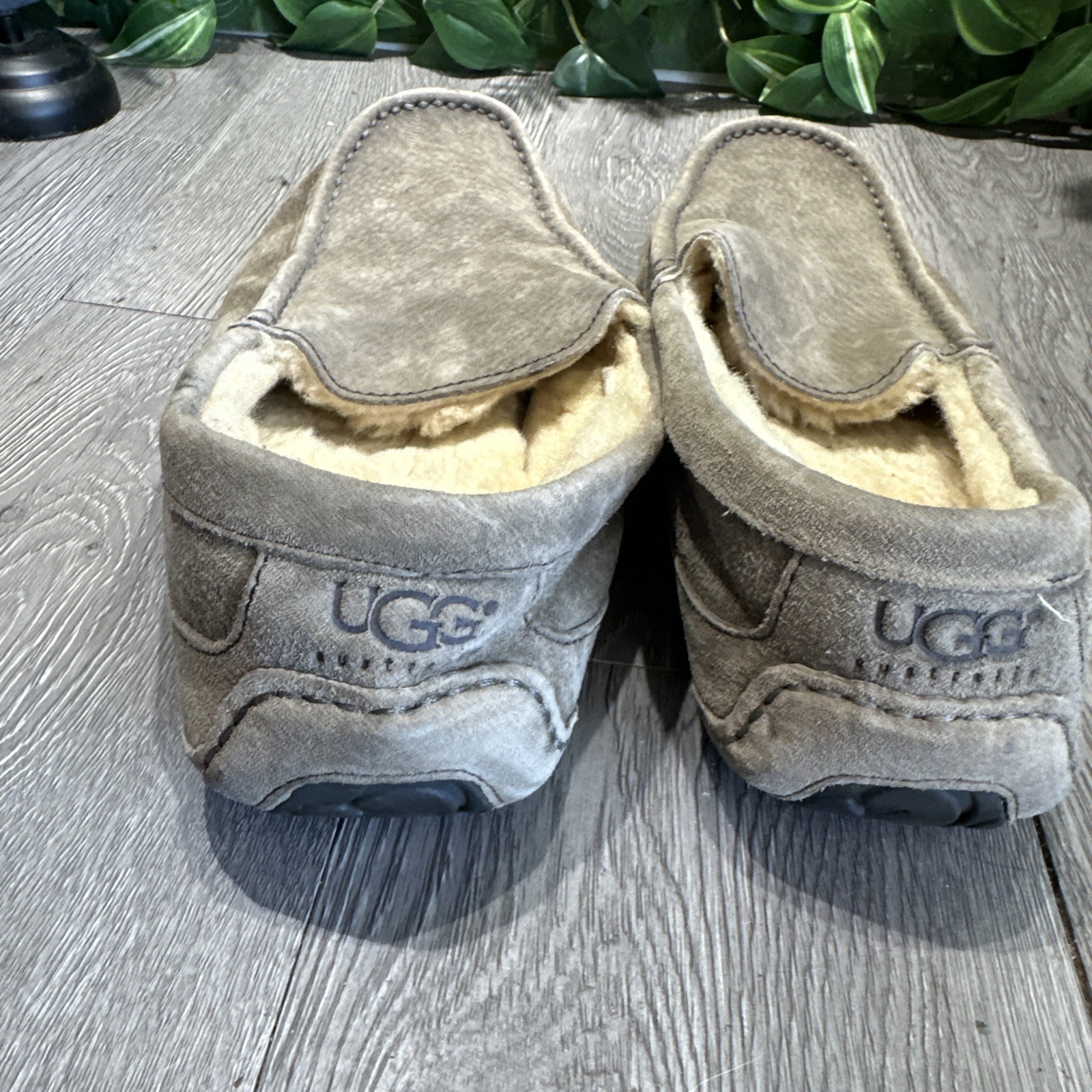 UGG Australia Ascot Suede Slipper 5775 Gray sheepskin lined Size 10
