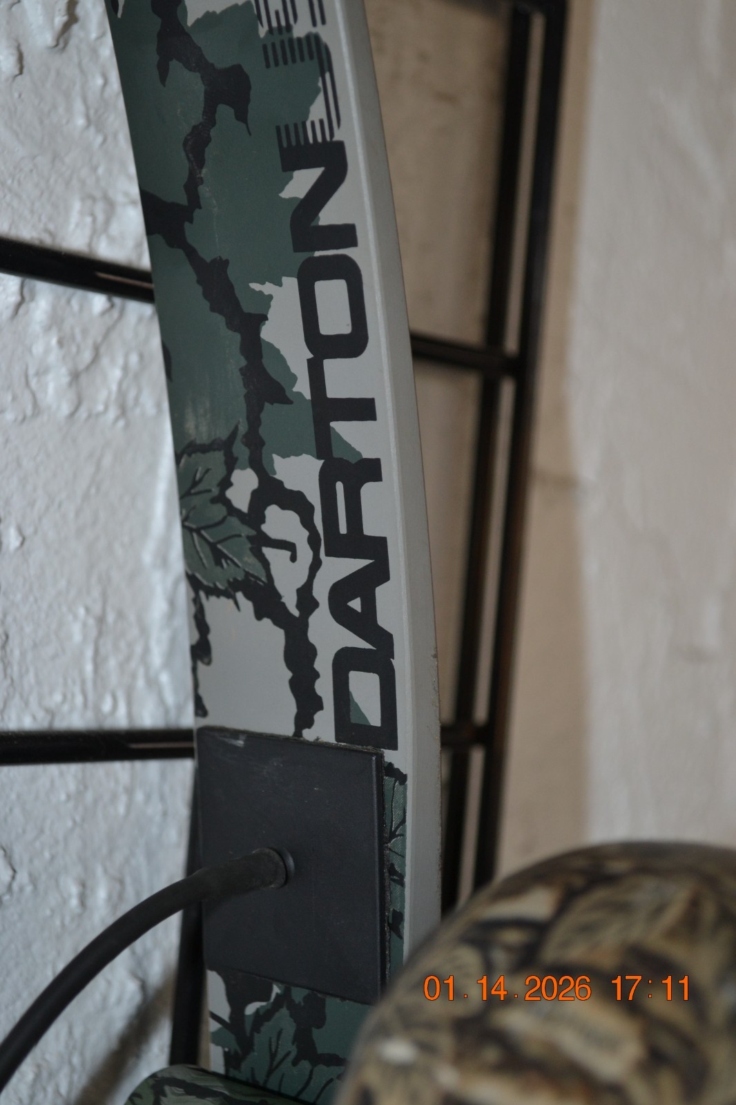Vintage Darton Compound Bow. Right Hand. Excellent condition with arrows