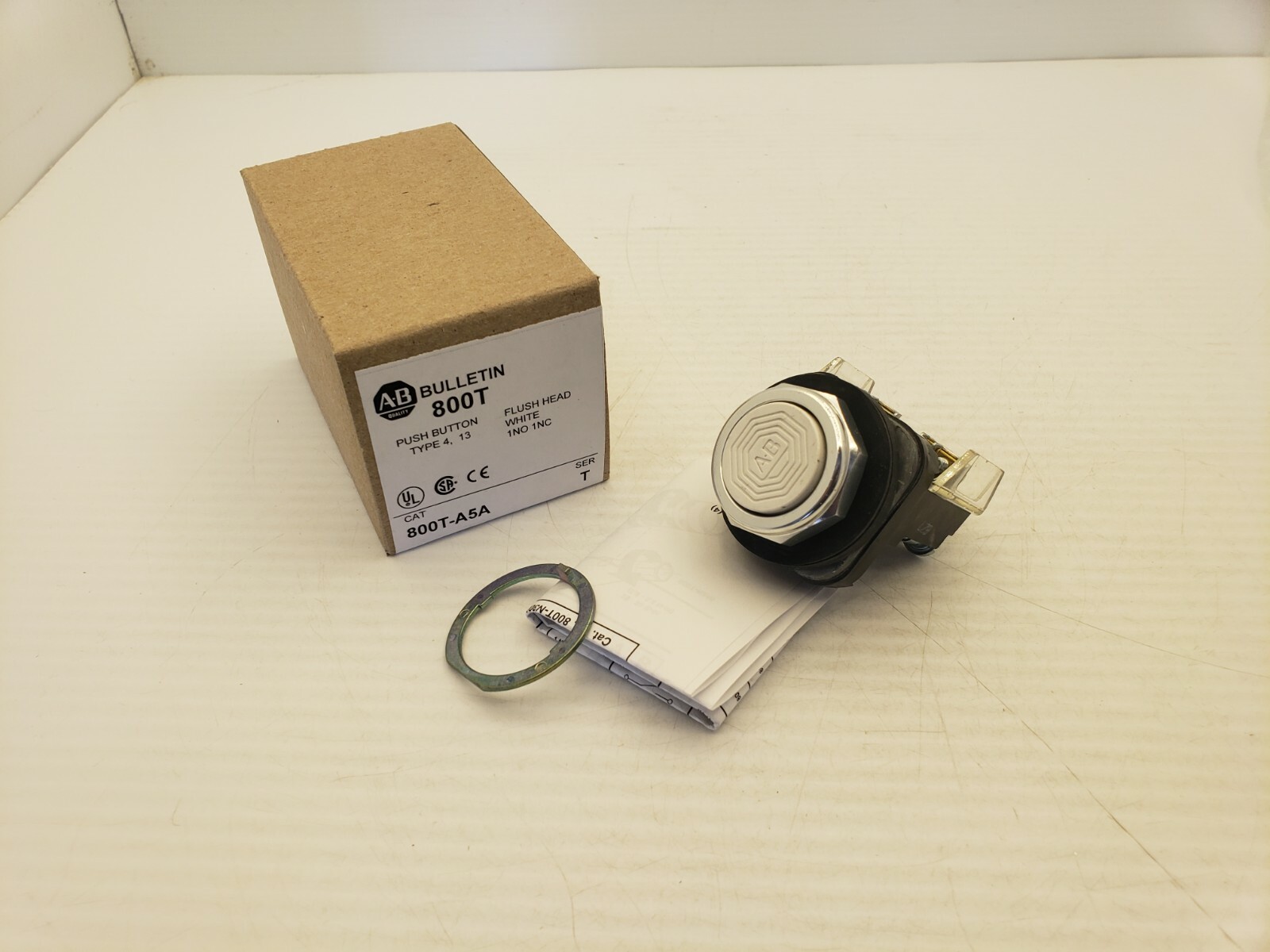 ALLEN BRADLEY 800T-A5A WHITE PUSH BUTTON FLUSH HEAD MOMENTARY 1NO 1NC SER T NIB