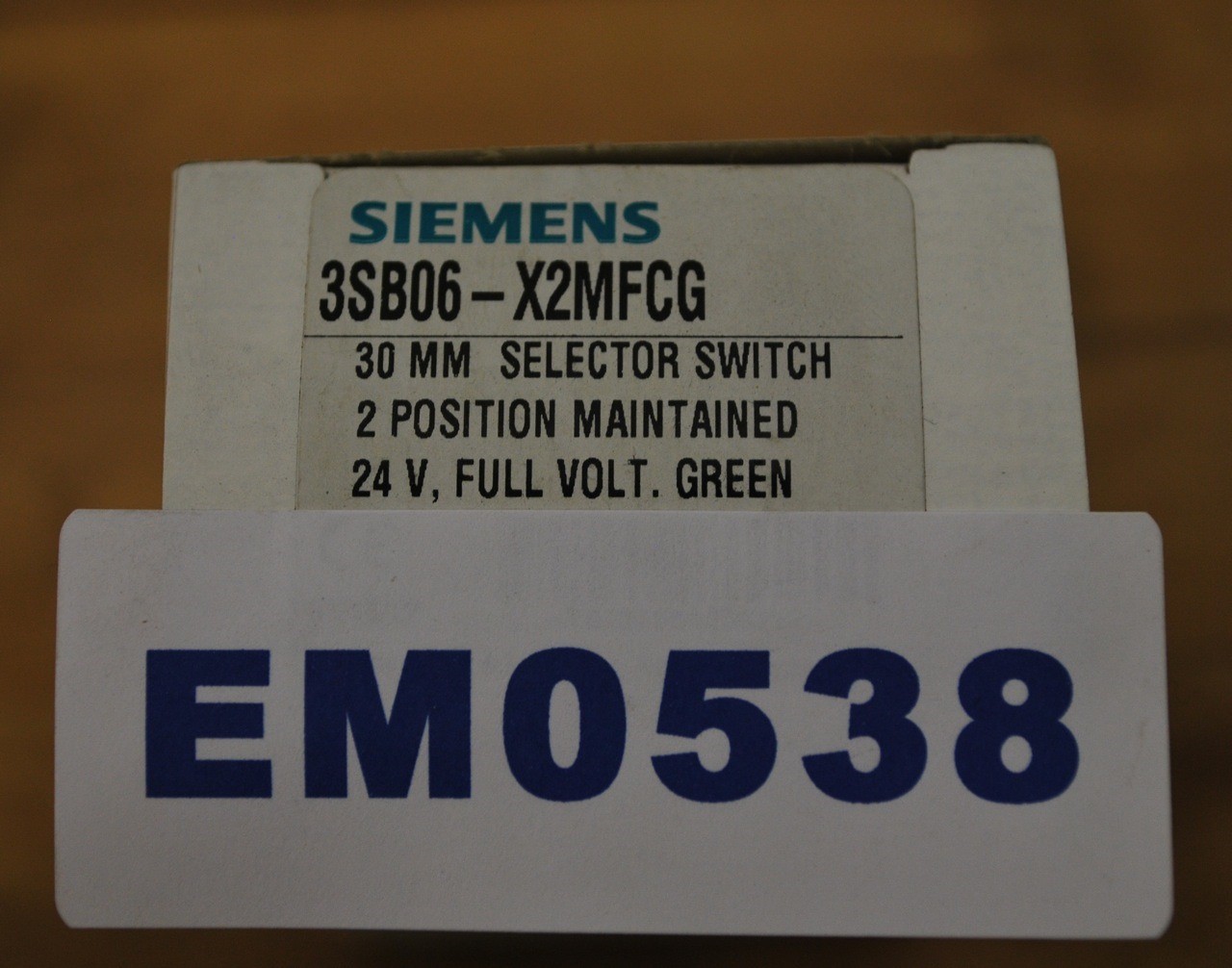 Siemens 3SB06-X2MFCG 30mm Sel. Switch 2 Pos Maintained 24v Full Volt. Green -NIB