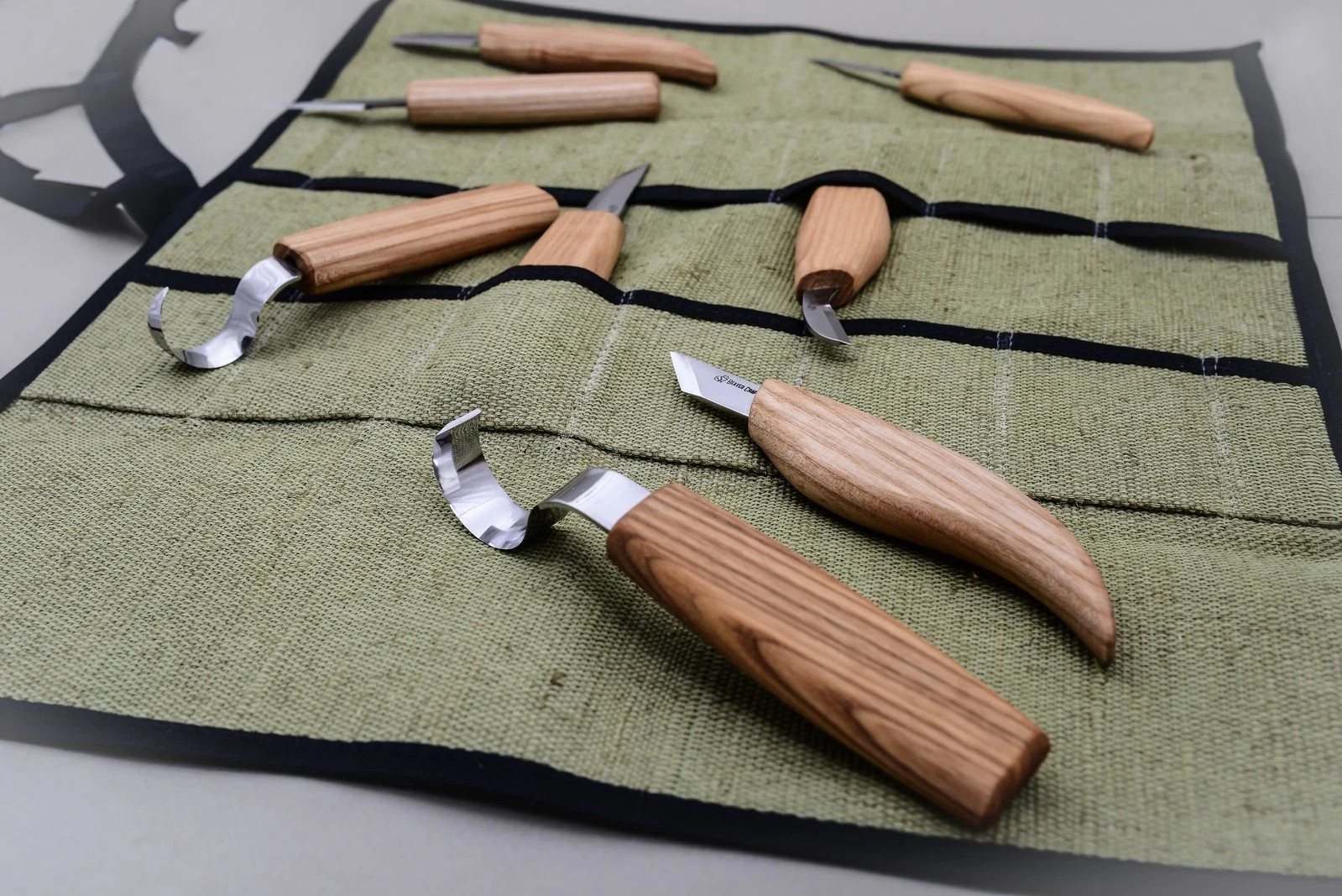 9-Piece Wood Carving Tools Set with Leather Roll – Hand Forged Chisels & Knives