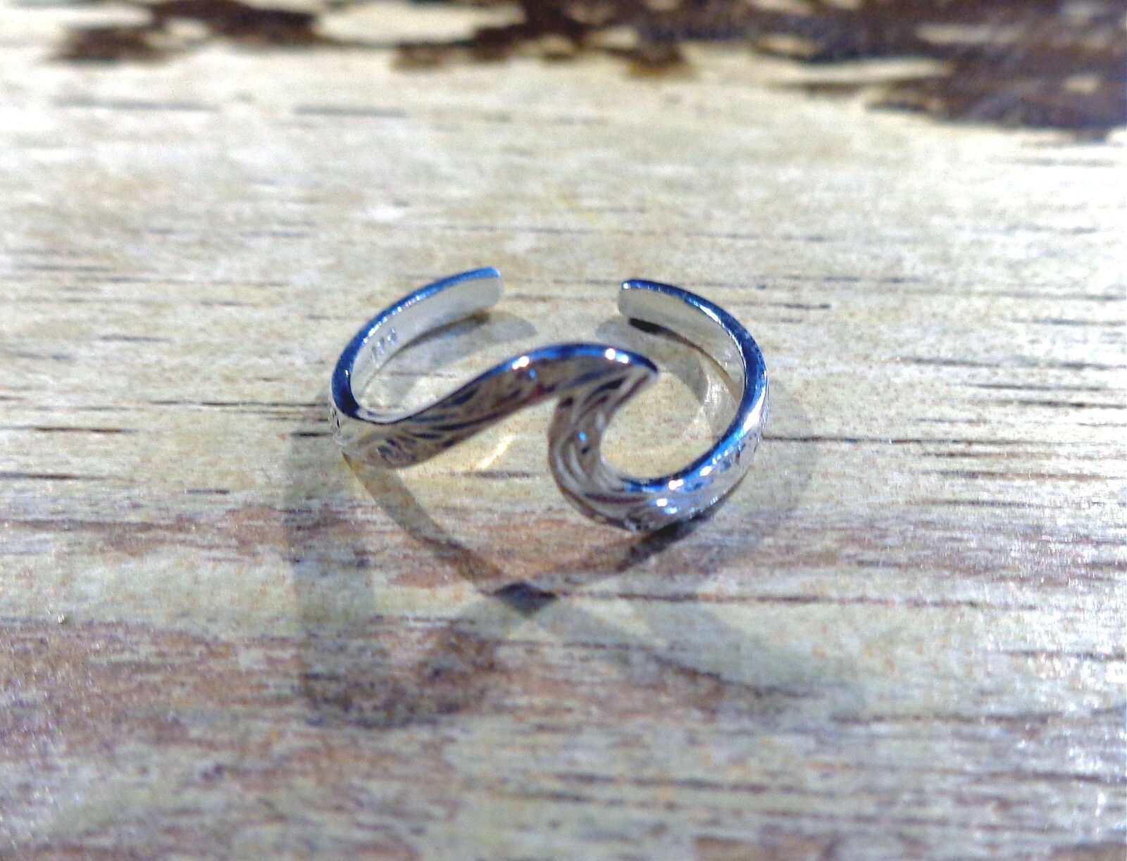 14K WHITE GOLD-PLATED 925 SILVER ENGRAVED OCEAN SCROLLS HAWAIIAN WAVE TOE RING