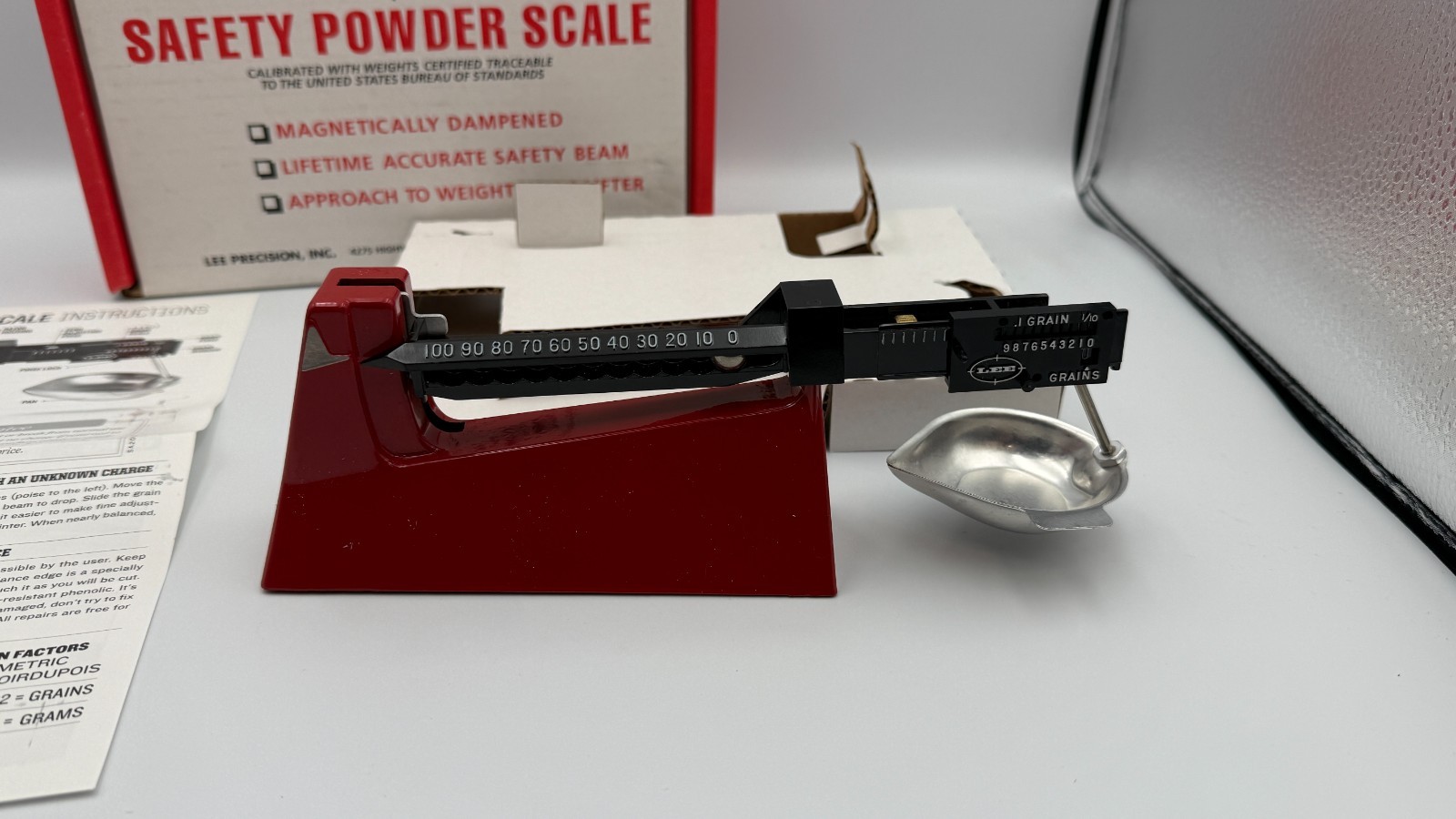 New in Box Lee 90681 Safety Magnetic Powder Scale 100 Grain Capacity