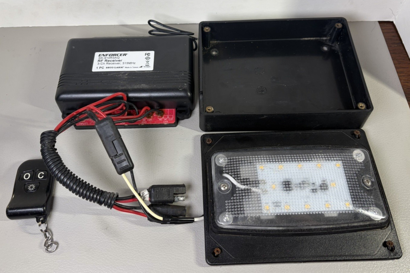 Seco-Larm Enforcer 3-Button RF Transmitter, 3-Channel, SK-910R3AQ w/ Remotes Box