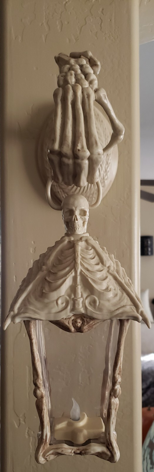 HALLOWEEN SKELETON HAND LANTERN HANGING OR STANDING LIGHT UP SKULL & HAND DECOR.
