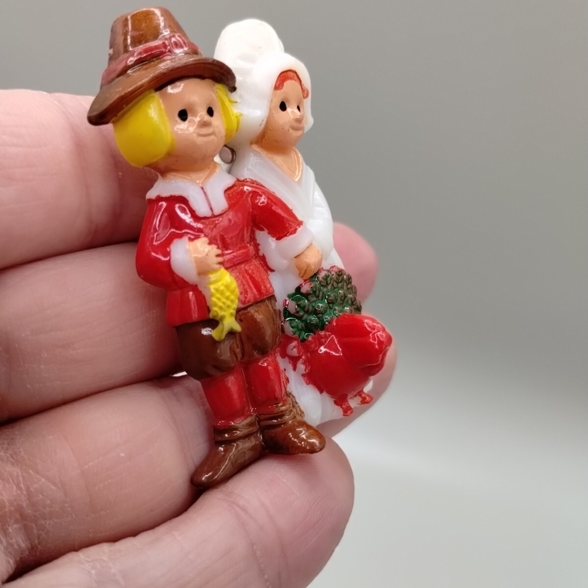 Plastic Thanksgiving Pilgrim Couple With Turkey Pin Brooch