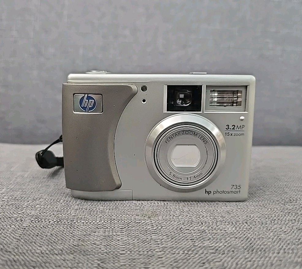 HP Photosmart 735 3.2 MP 15 × Zoom. Vintage Retro Camera Photography Equipment