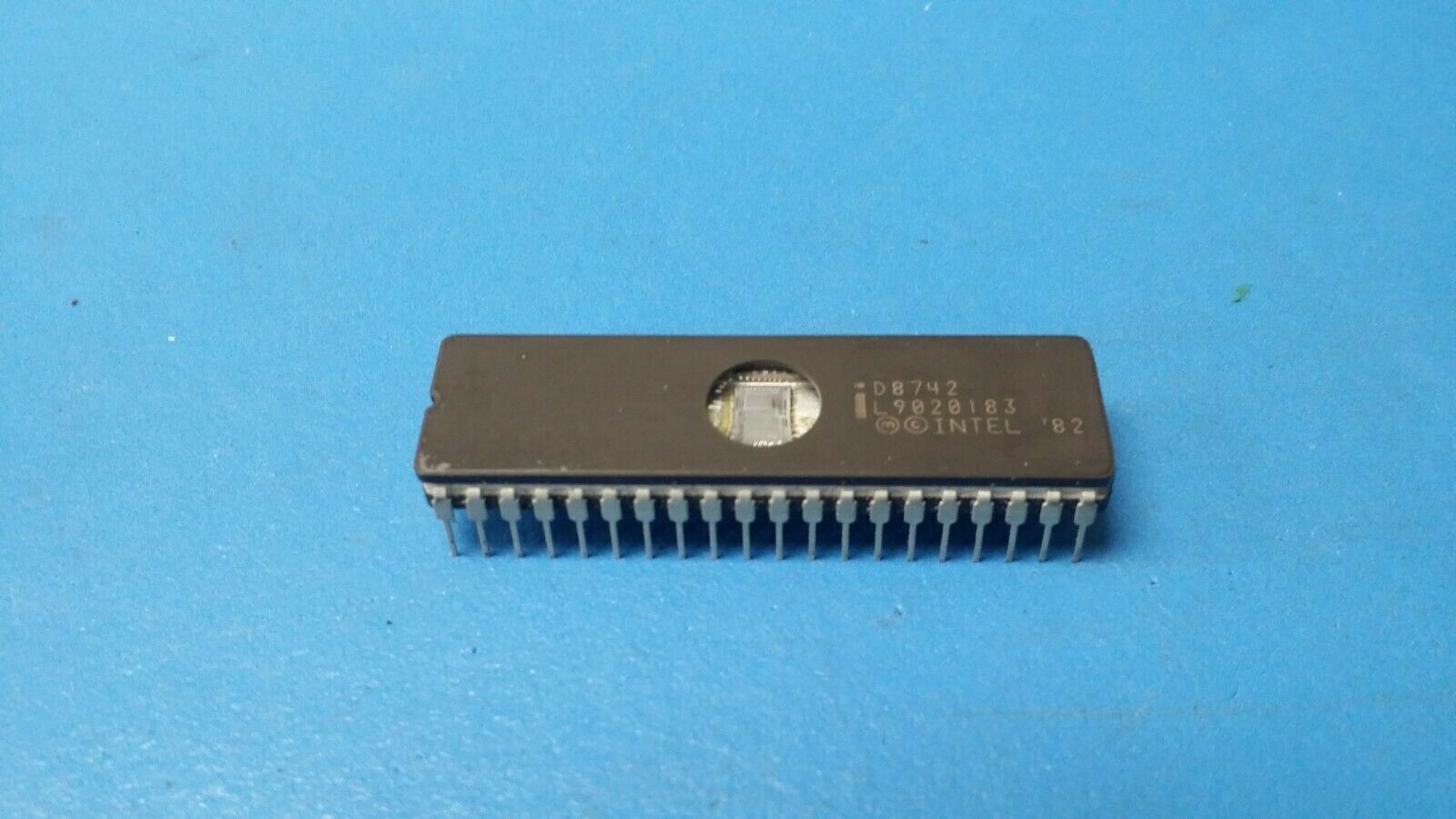 (1 PC) D8742 INTEL Microcontroller 8-Bit UVPROM 8048 CPU 0.8MHz NMOS CDIP40