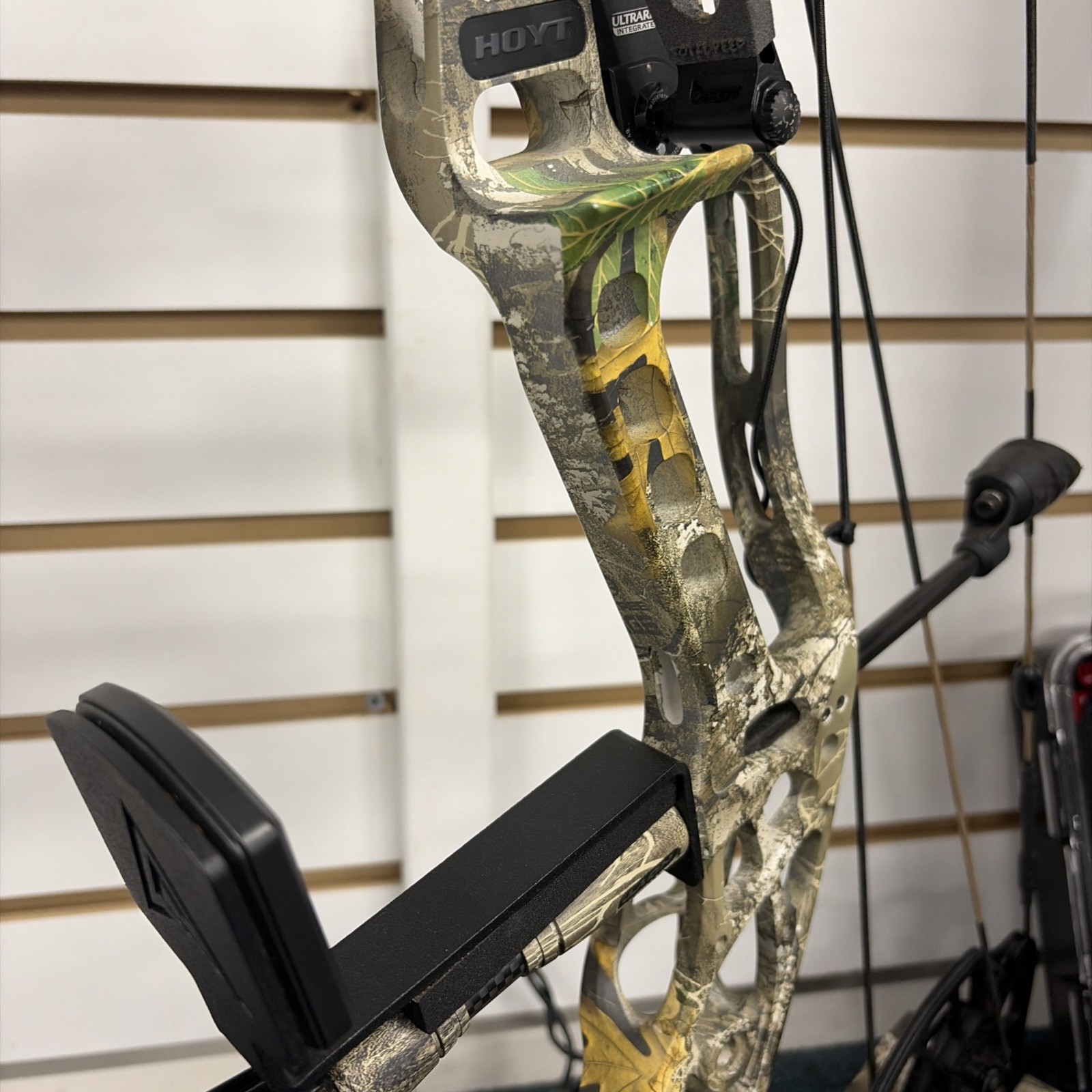 Hoyt Alpha X 30 Camo Compound Bow Package FULLY LOADED