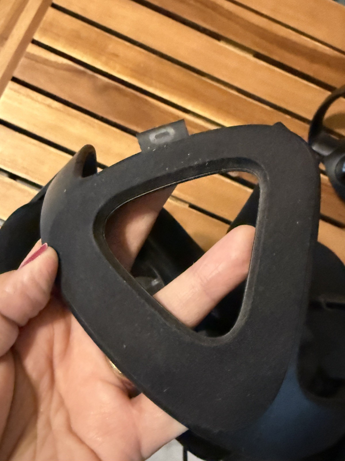 Oculus C-4 A VR Headset, 2 Sensors, 1 Controller, Original Cables, READ Descrip