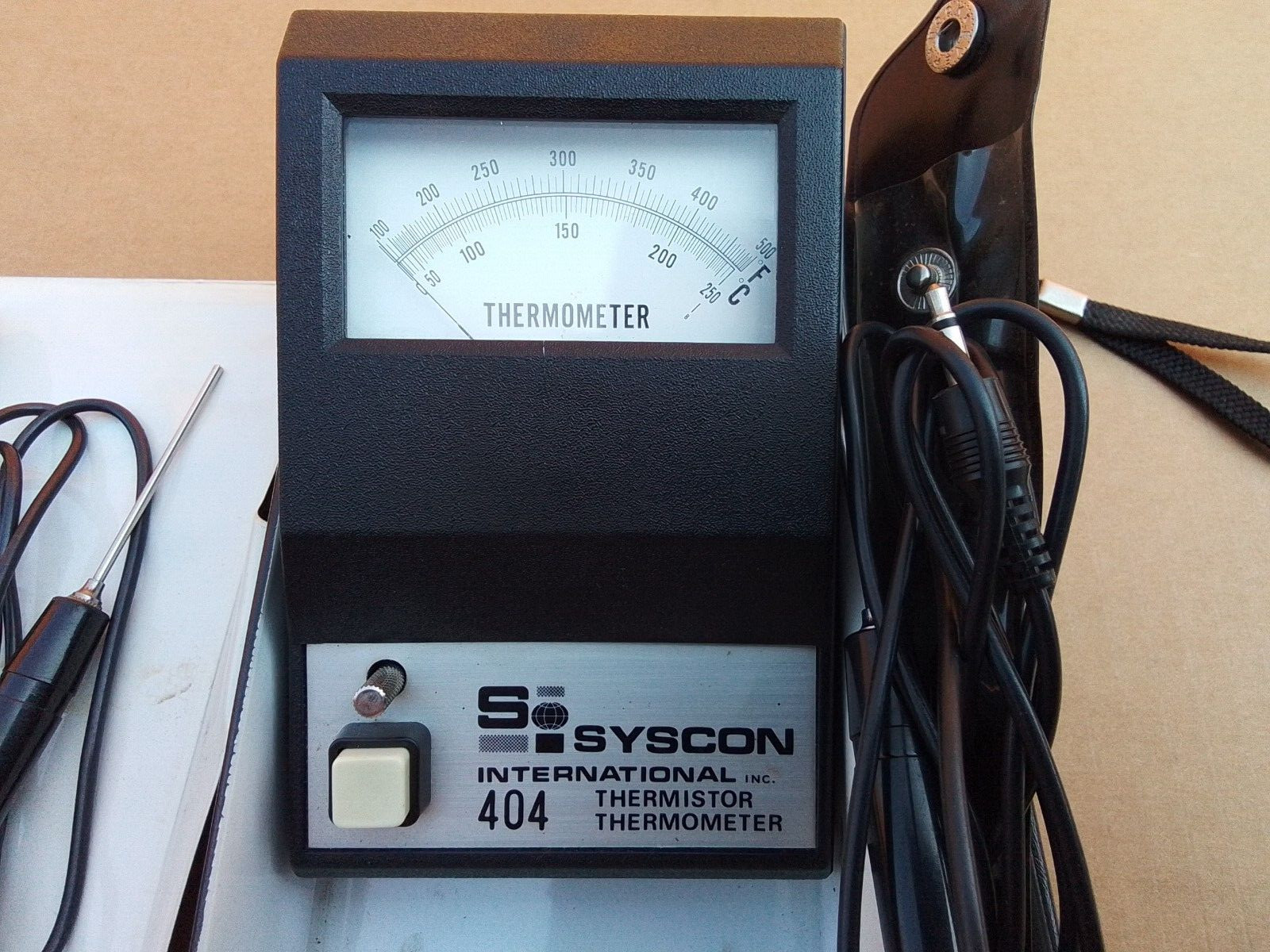 Syscon International Model 404 Thermistor Thermometer Case &Test Leads Vtg