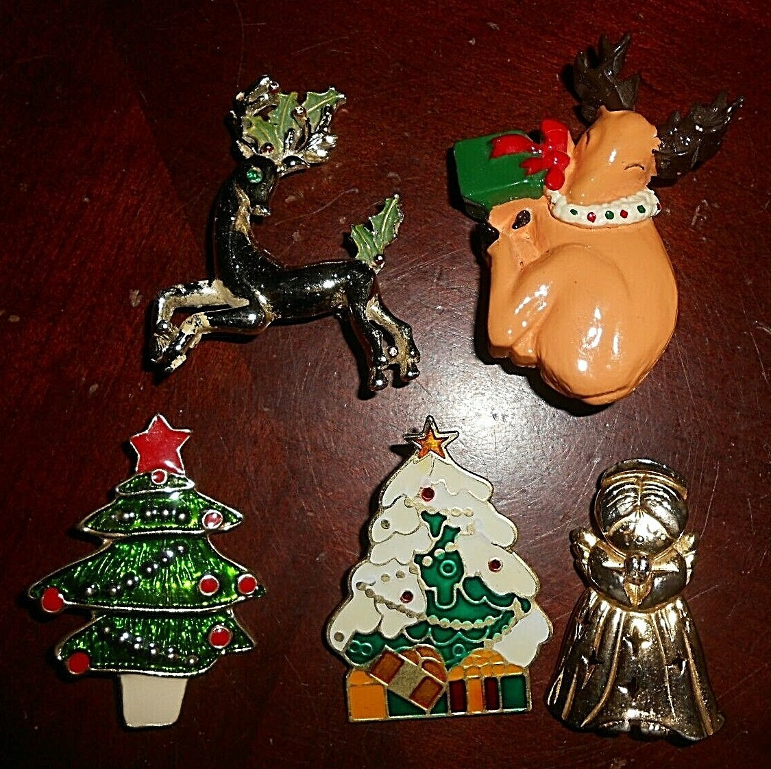 LOT OF CHRISTMAS PINS - REINDEERS, CHRISTMAS TREES, ANGEL