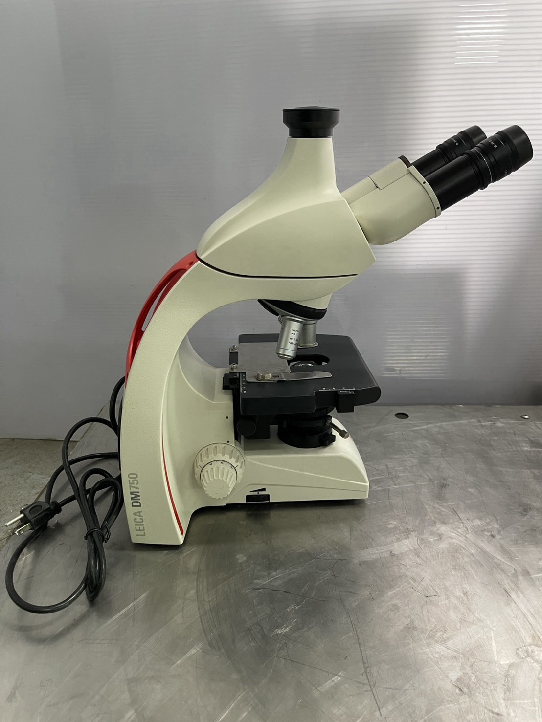 Leica DM750 Trinocular Compound Microscope 4X 10X 40X LED Tested Light