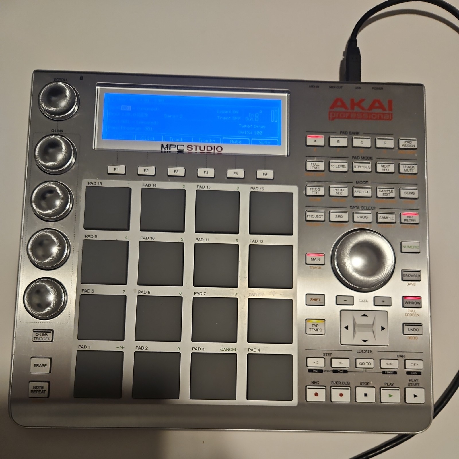 Akai Professional MPC Studio Silver with case USB & MIDI cord Tested
