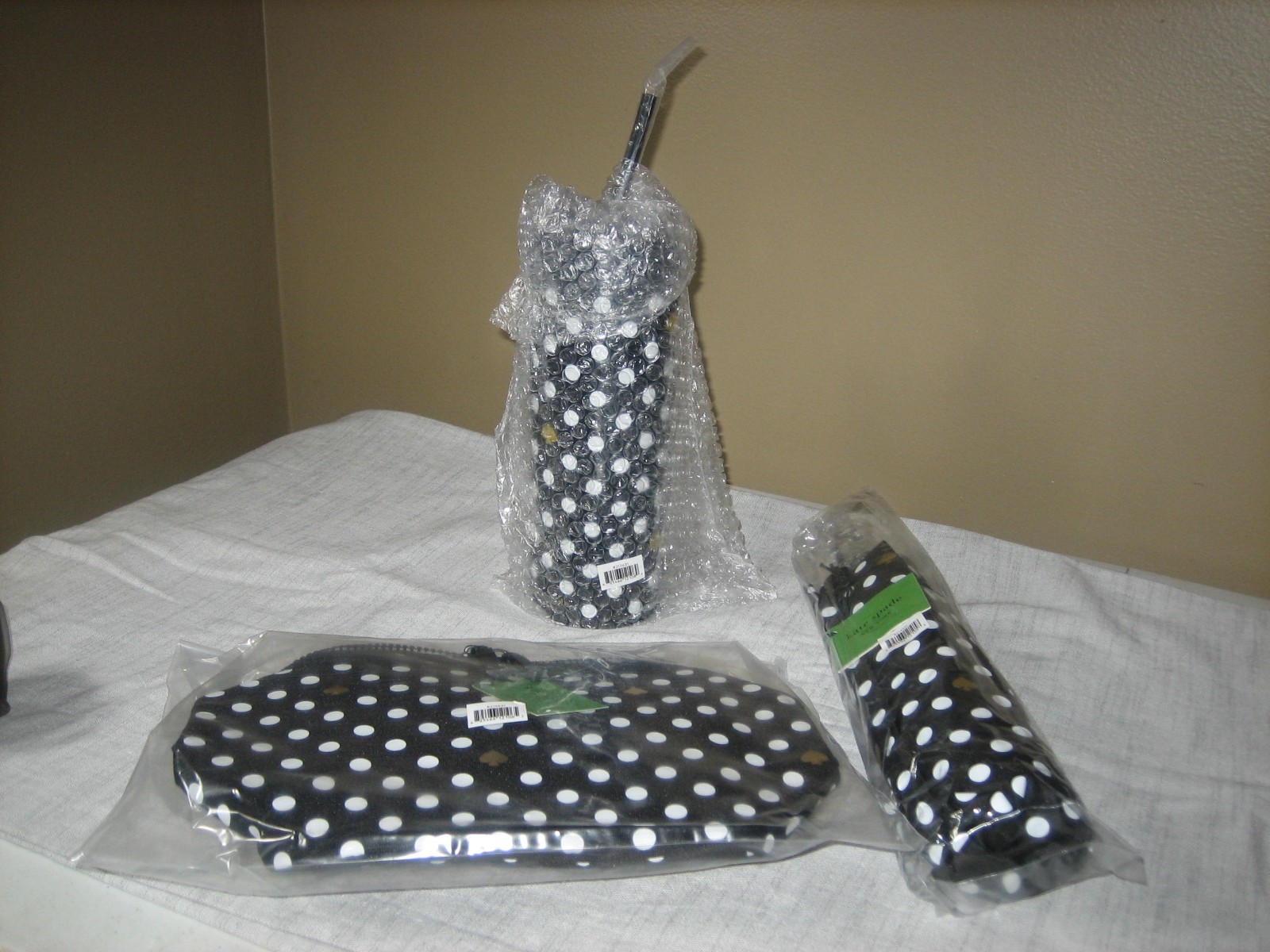LOT OF KATE SPADE POLKA DOT - UMBRELLA, 24OZ INSULATED TUMBLER &  LUNCH TOTE