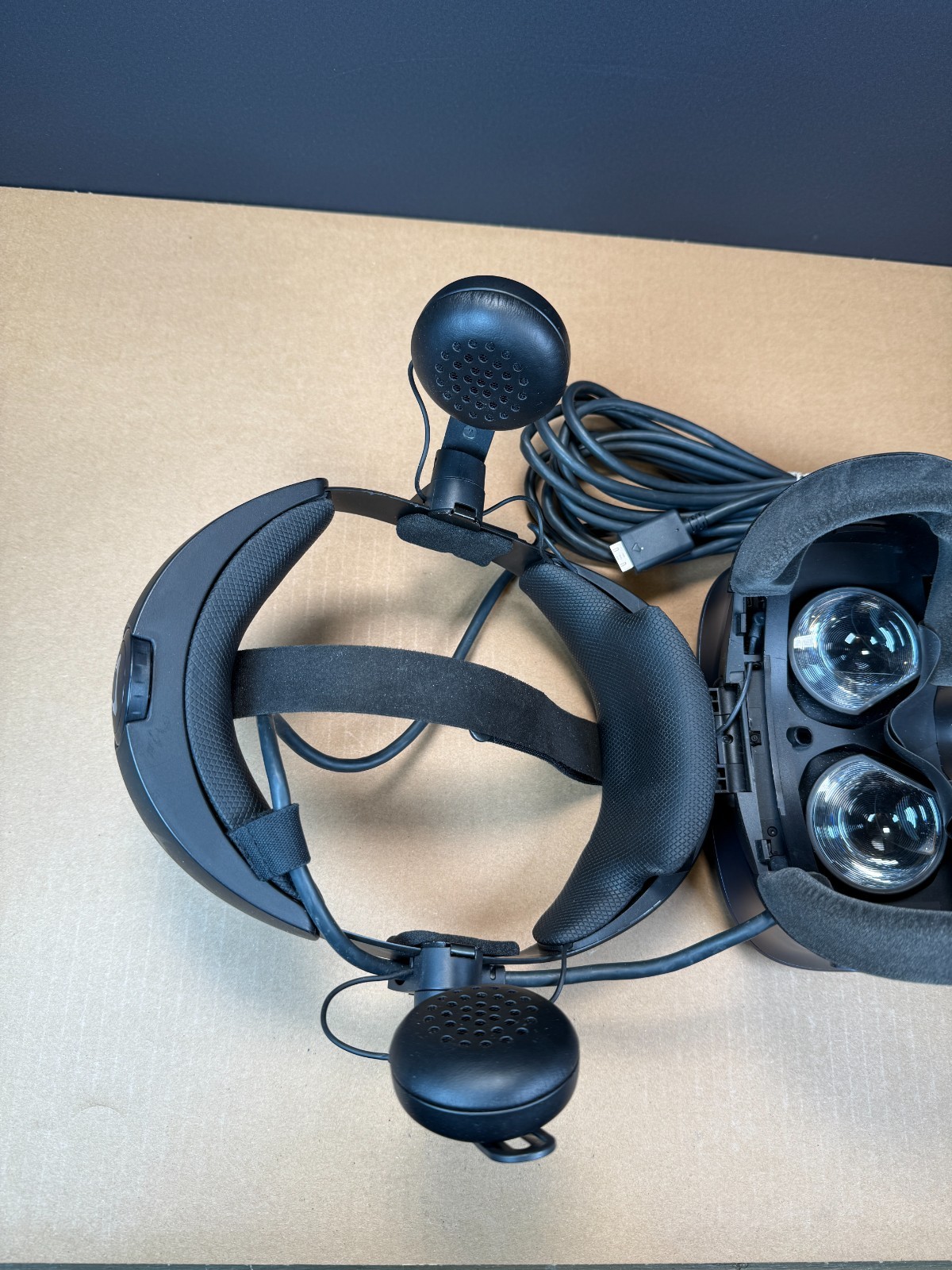 HTC Vive Cosmos VR Headset 2Q2R100 With Controllers Ships Fast!!!