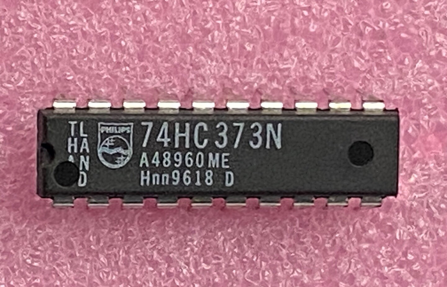 Phillips 74HC373N octal D type latch flip flop, 3-state Integrated Circuit