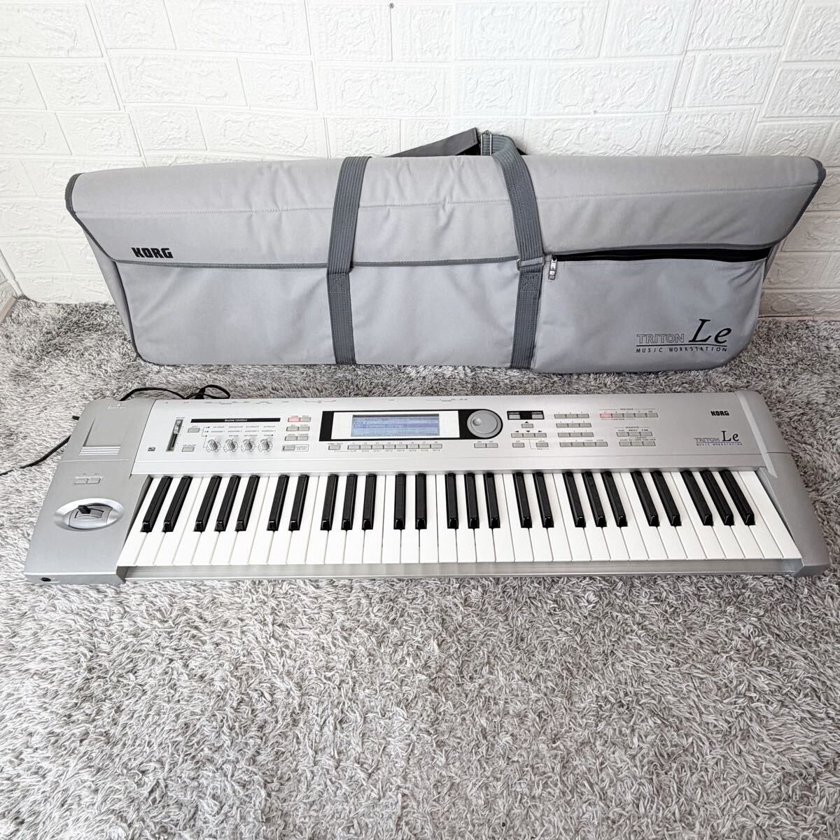 KORG TRITON Le 61-Key Music Workstation Synthesizer w/ Soft Case & Power Cord