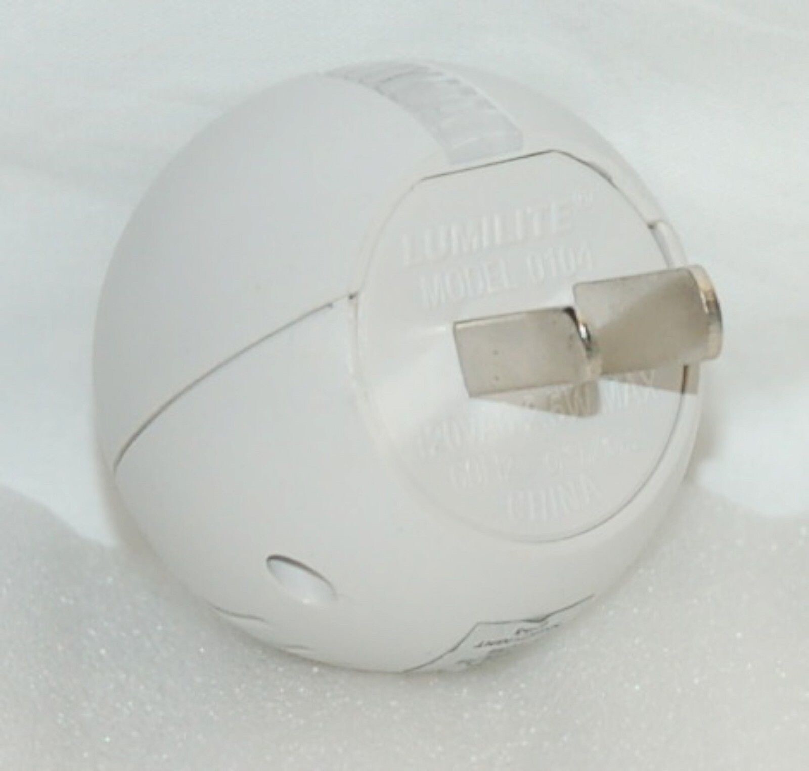 4 x NEW Lumilite Plug-in Wall Outlet Automatic Night Light Bulb Unit lamp sensor
