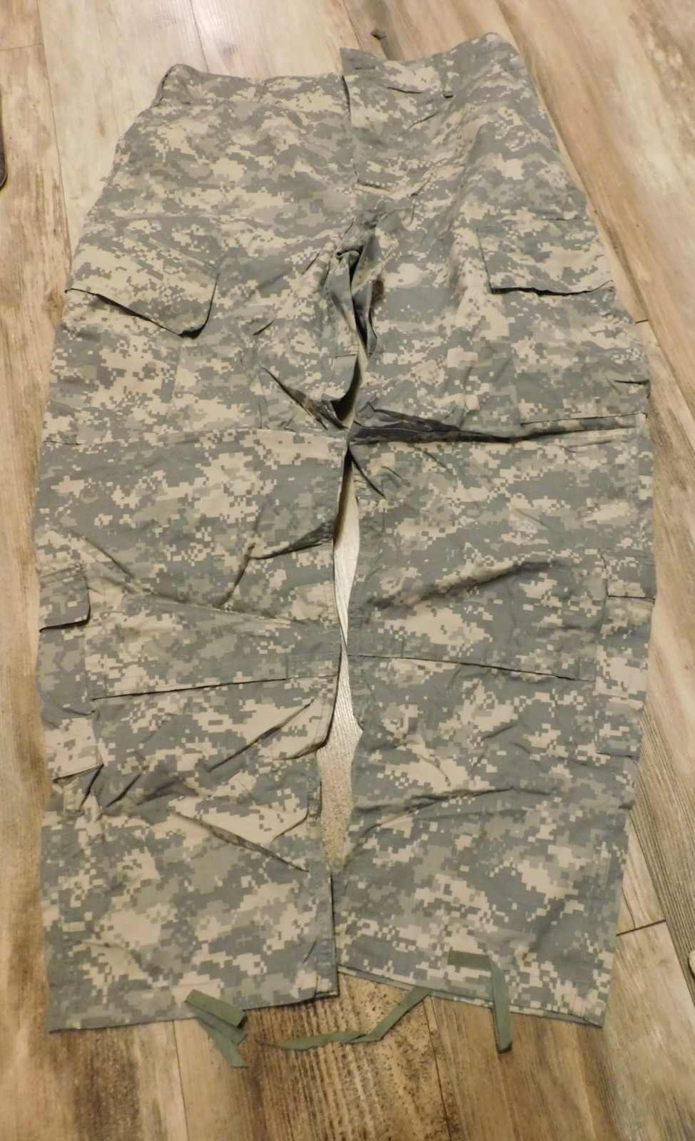 US  ARMY ACU PANTS  SIZE MEDIUM - REGULAR