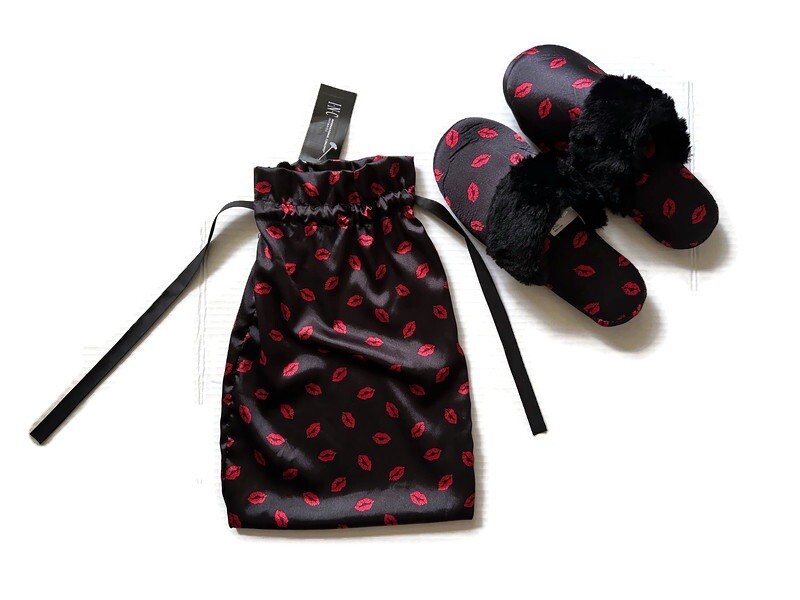 NWT INC Women’s faux Fur Trim Kissed Lips Slipper Gift Set Valentines Day Medium