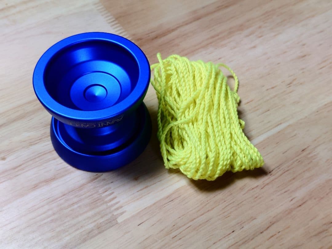 Avant-garde yo-yo, blue
