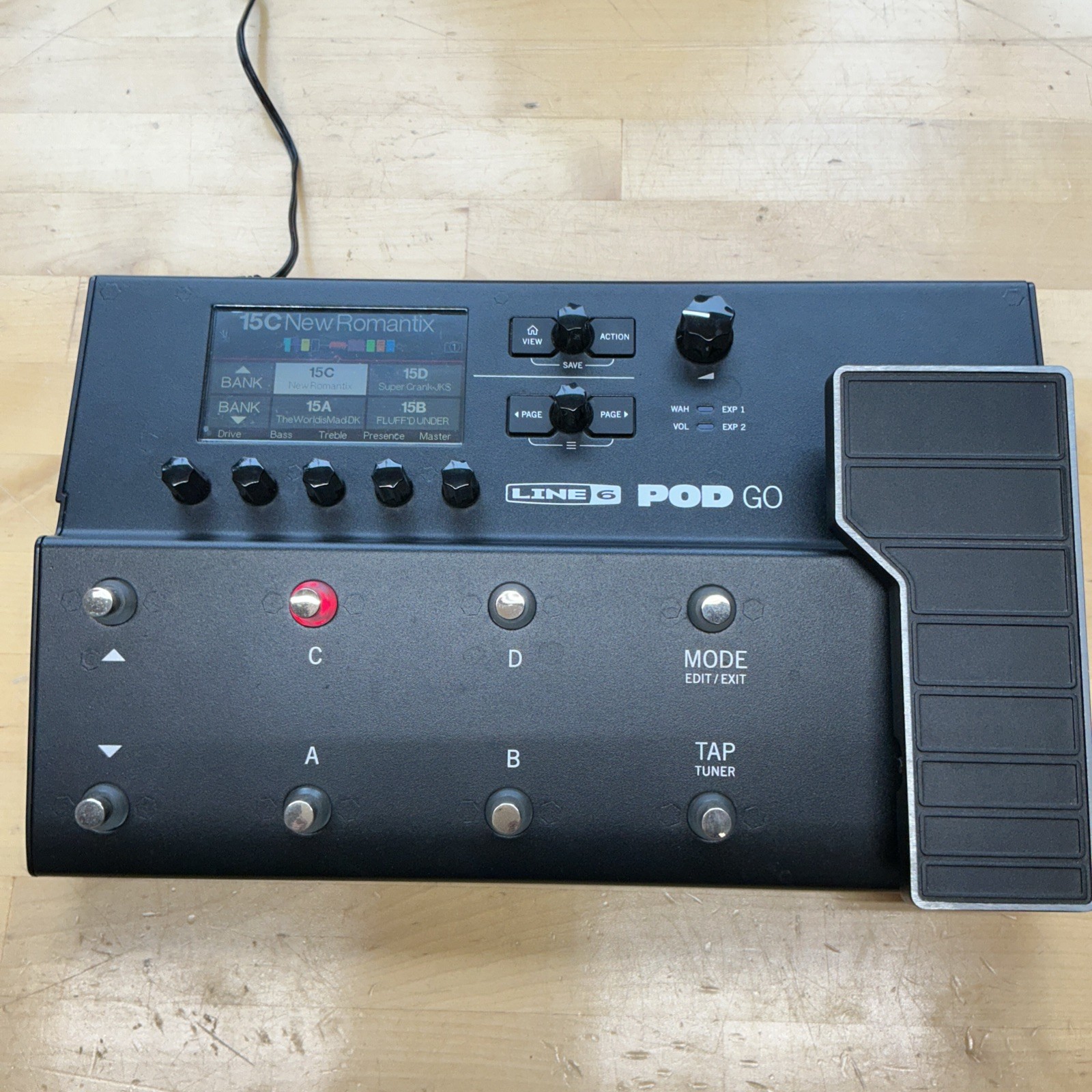 Line 6 POD Go Guitar Multi Effects Processor Amp Sim Modeler + Line 6 Road Case