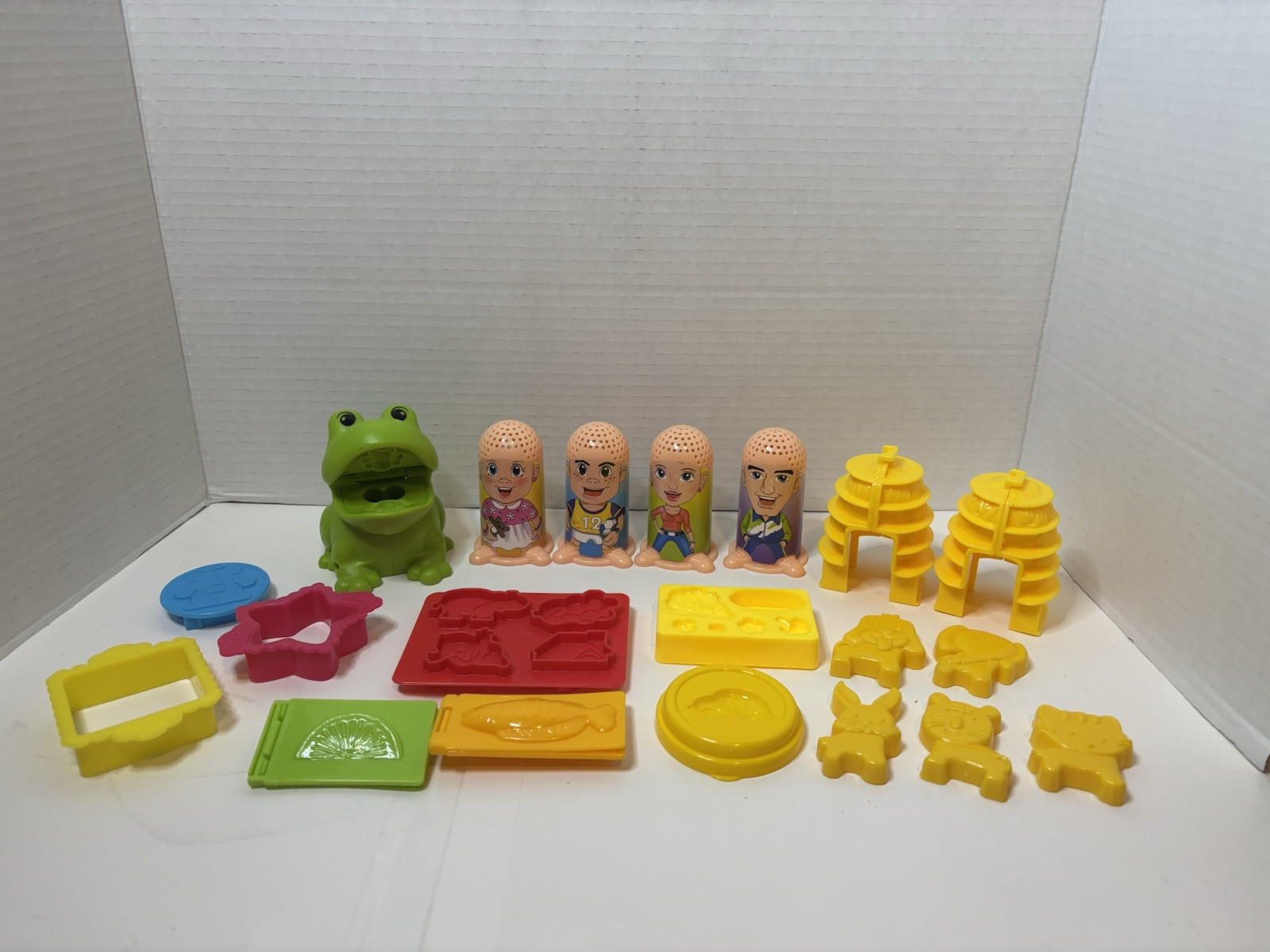 Play-Doh  Lot Dough Molds 11 Pieces. Hours Of Fun.