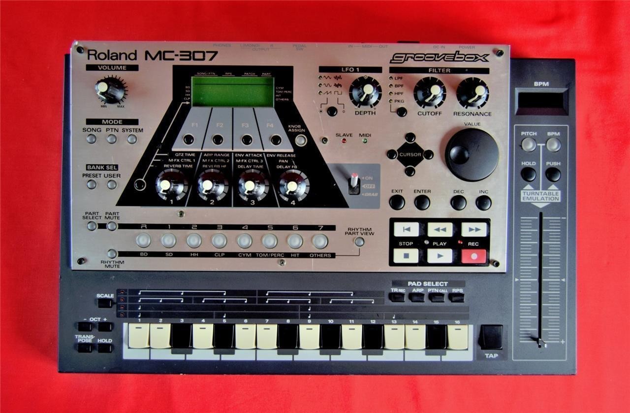 ROLAND MC-307 ( Groovebox, Drums, Synthesizer, Sampler Expander)