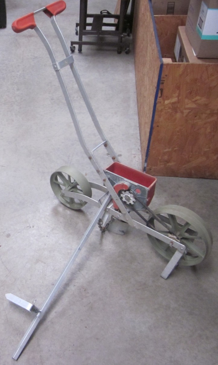 Earthway garden seeder w/ row marker and 4 seed plates