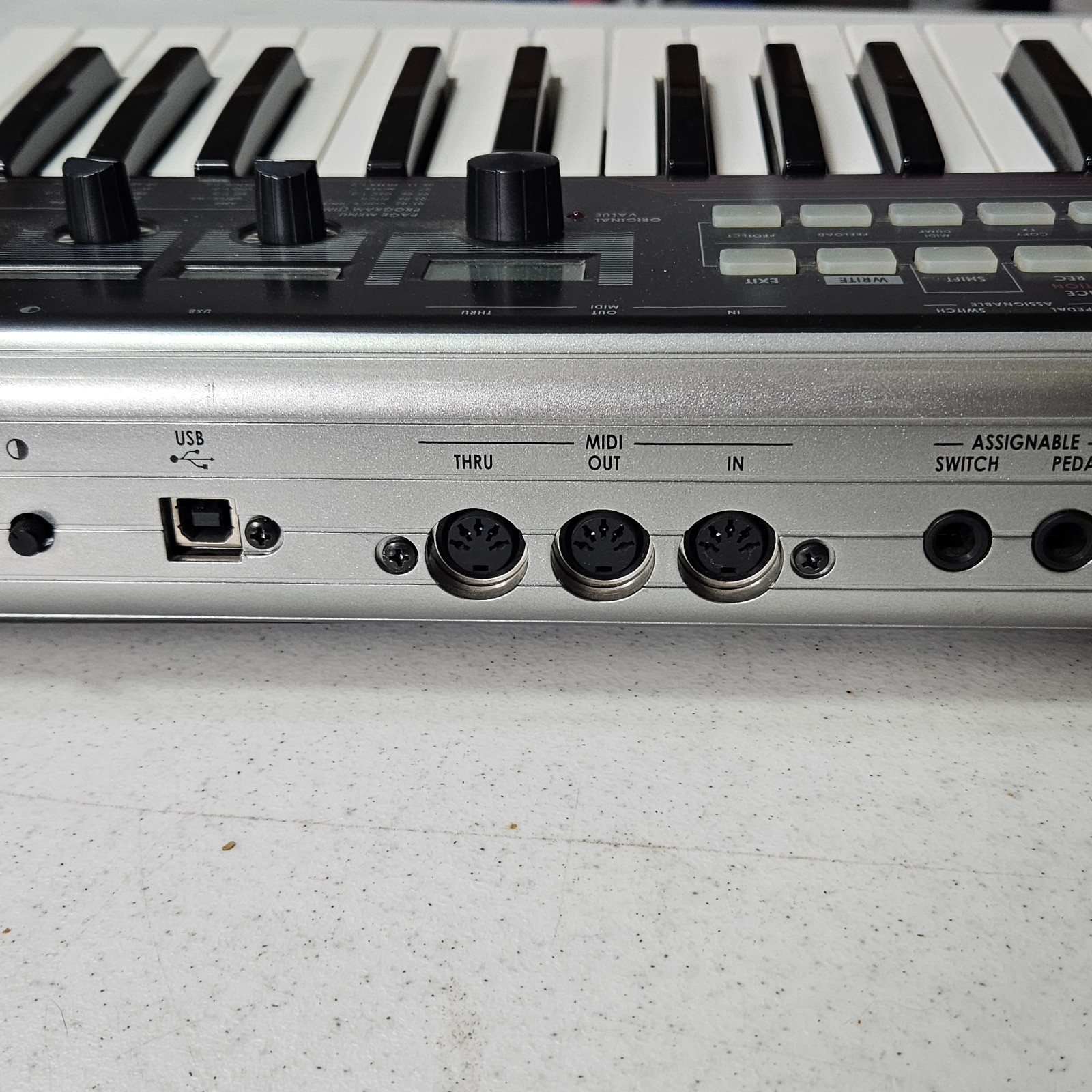 Korg R3 37 key Keyboard Vocoder Synth, with Mic + Power Supply