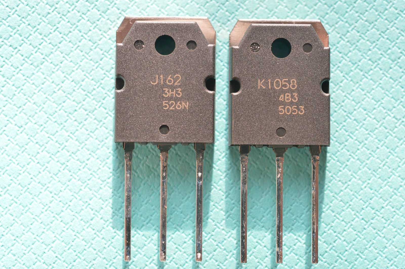 A pair of 2SK1058 / 2SJ162 NOS HITACHI Renesas Original MOS-FET Made in Japan