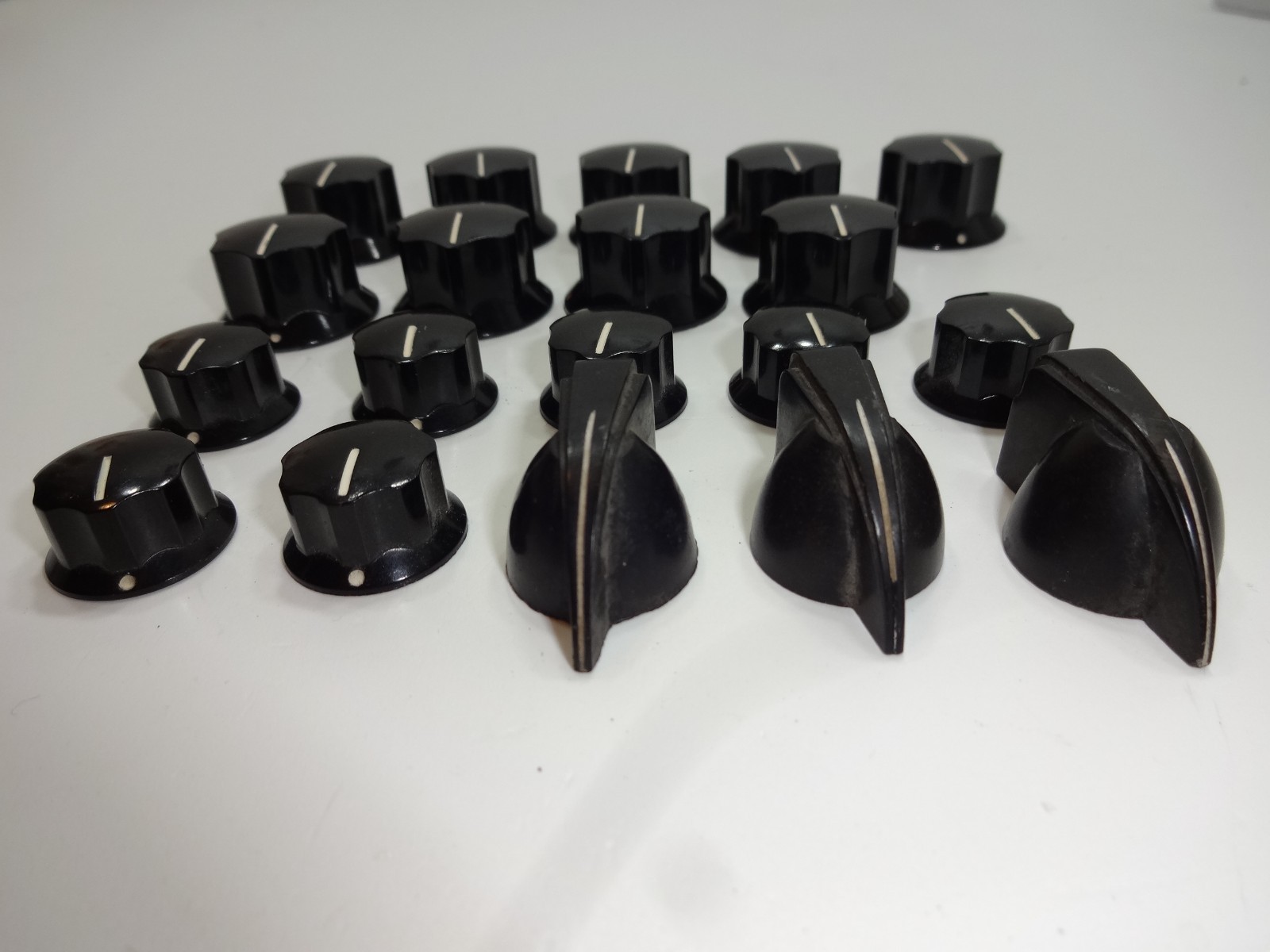 Lot of 25+10 Vintage Bakelite Daka-Ware Knobs 10 Chicken Head