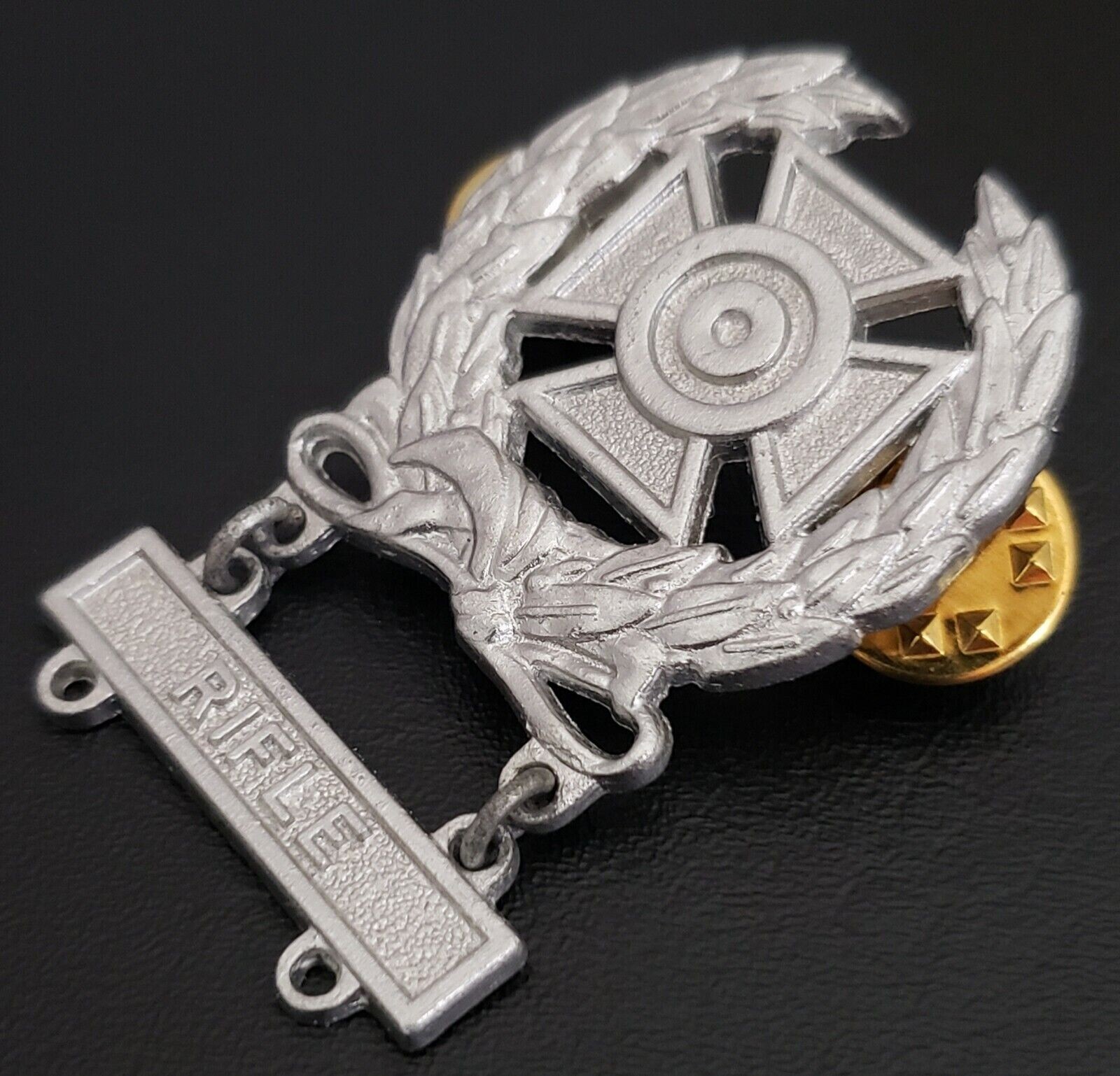 US ARMY Expert Shooting SILVER Badge Wreath Rifle MARKSMAN Qualification Pin