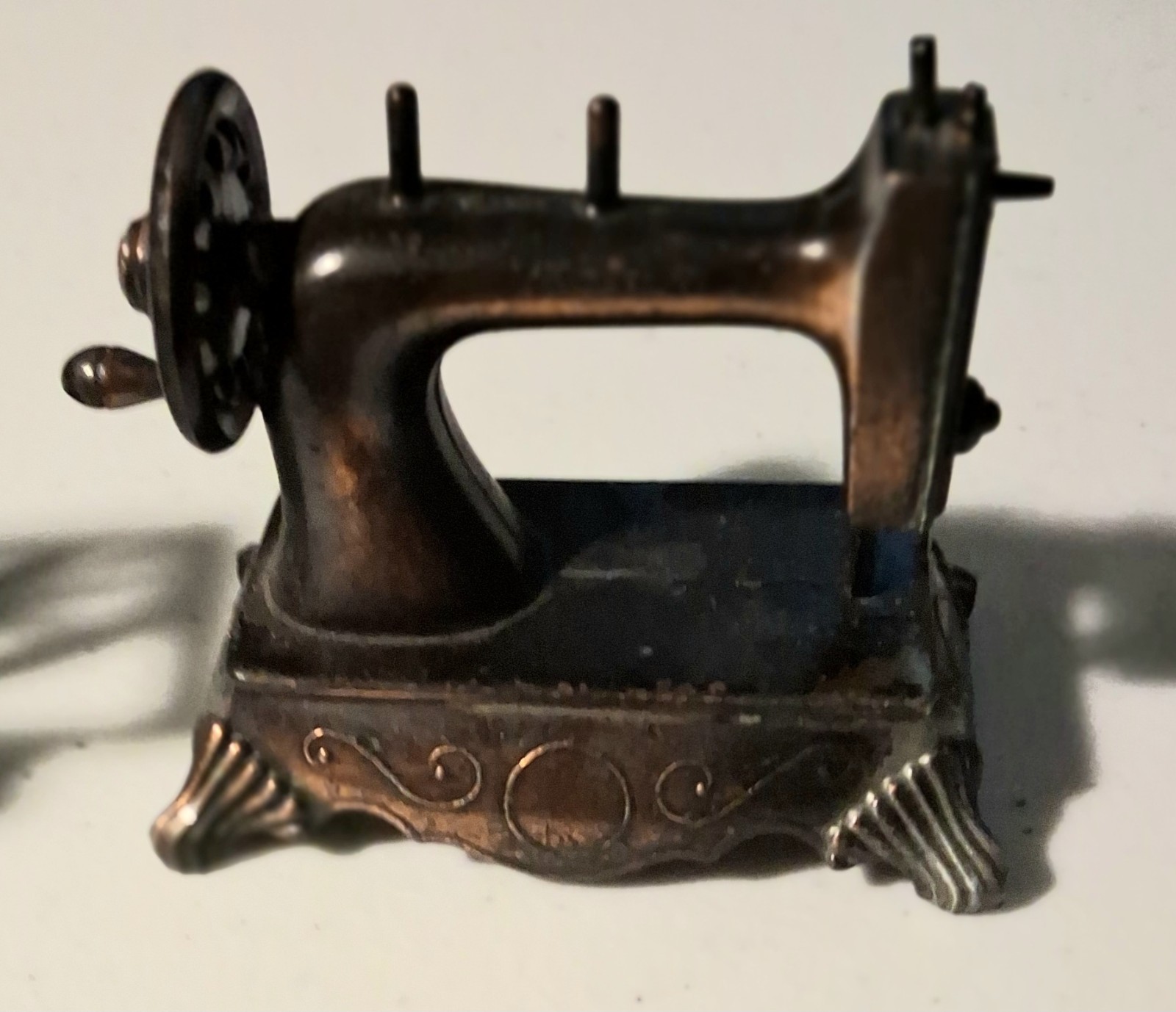 Vintage Miniature Die Cast Sewing Machine Pencil Sharpener WORKS NICELY