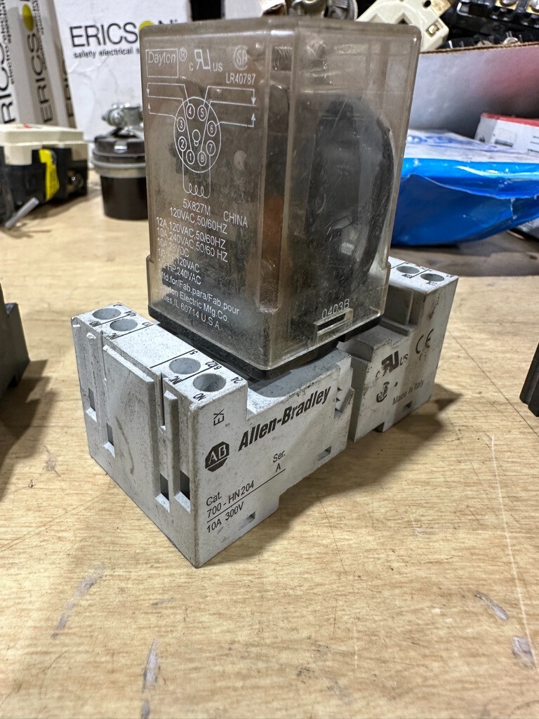DAYTON 5X827M 120VAC 50/60HZ PLUG-IN RELAY WITH 700-HN204 BASE  W465