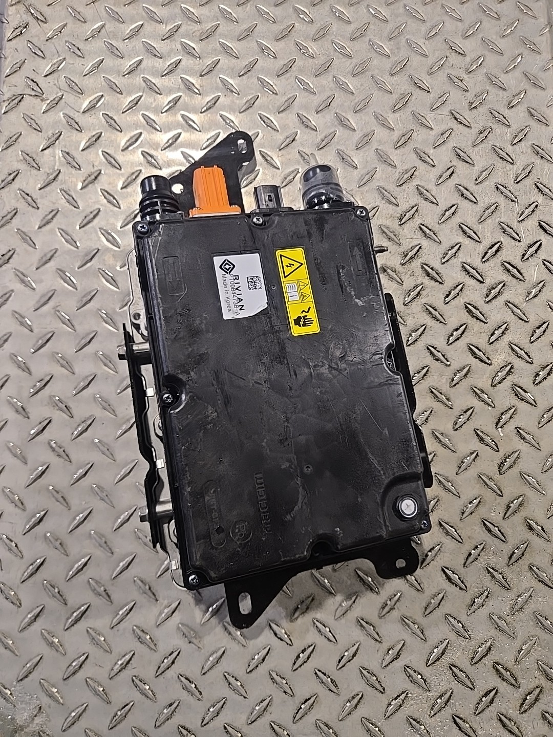 ⭕2025 Rivian R1S Power Converter Control Module Unit w/ Bracket OEM PT00844738-A