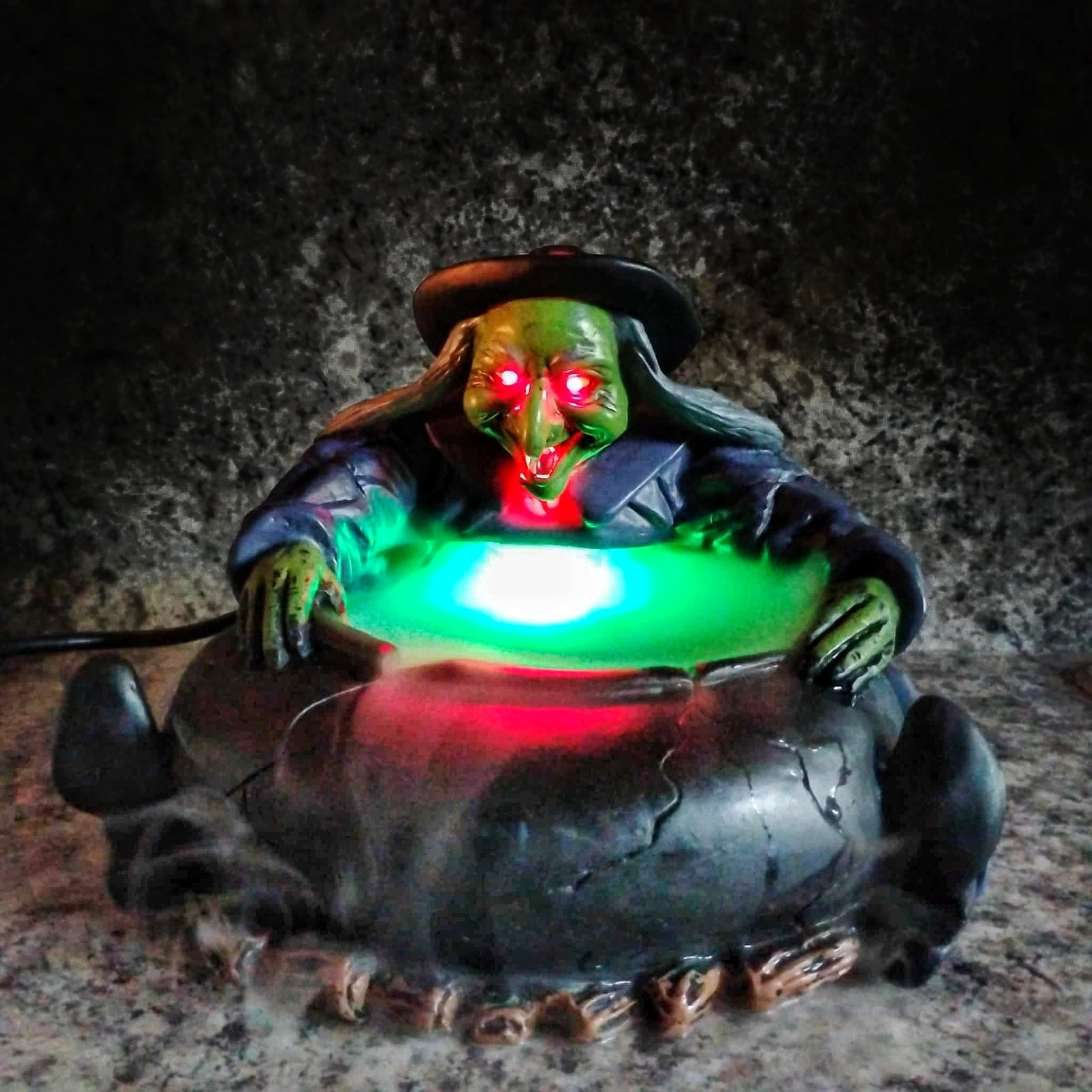 Vintage Halloween Glowing Spooky Witch Cauldron Eerie Fog Machine Lighted w/ Box