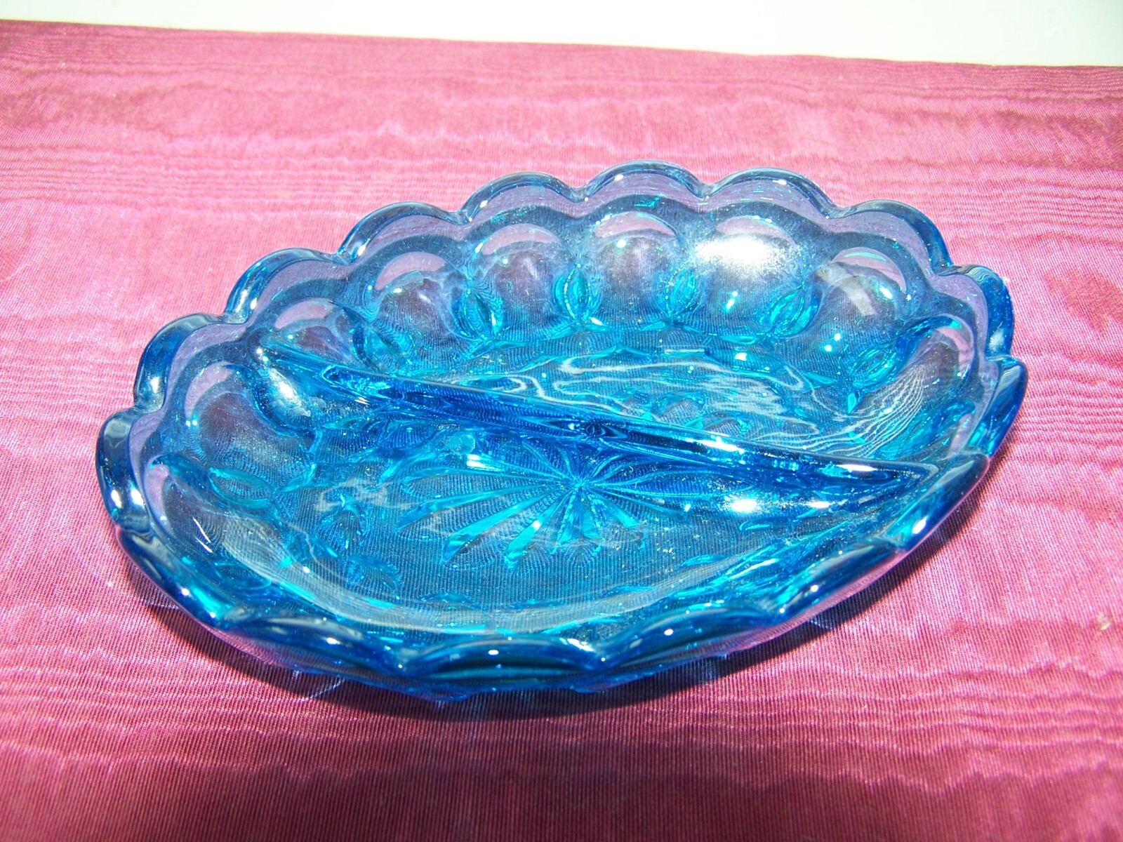 Vintage Indiana Glass Blue oval divided condiment dish, EUC, 7"x5"
