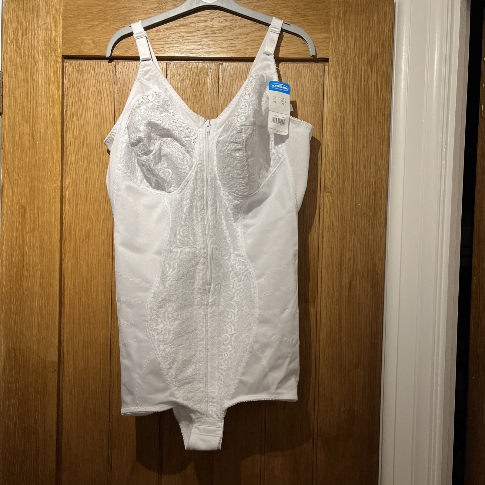 NEW WITH TAGS  SHAPING BODY SUIT . SIZE 48D COLOUR WHITE,WIRE FREE,BY NATURANA