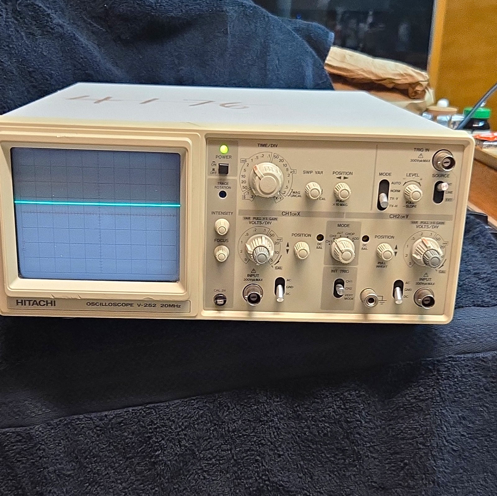 Hitachi V-252 20MHz 2-Channel Analog Oscilloscope CRT Test Instrument