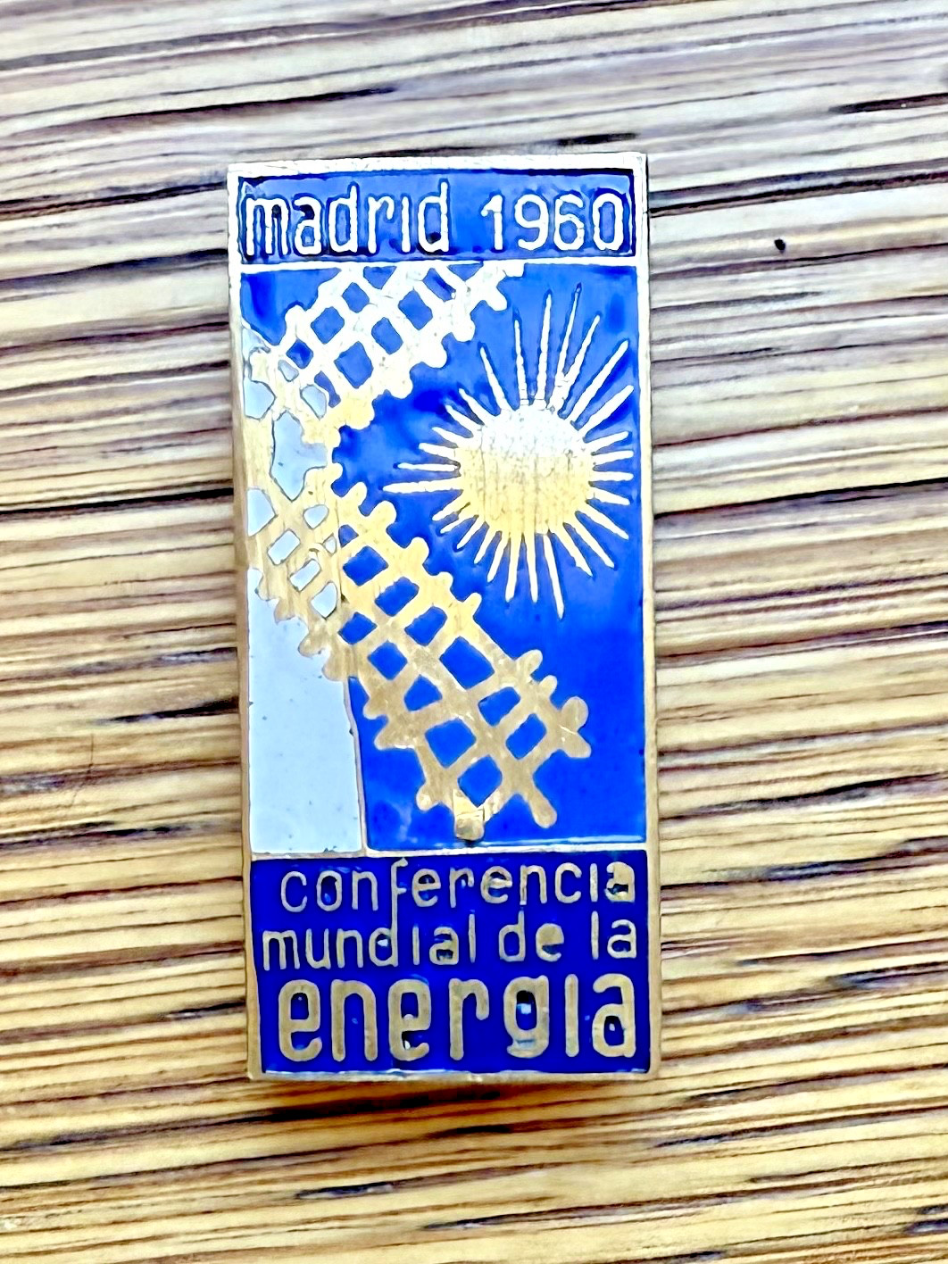 vintage Madrid 1960 Conferencia mundial de la energía pin, enamel & brass, VGC