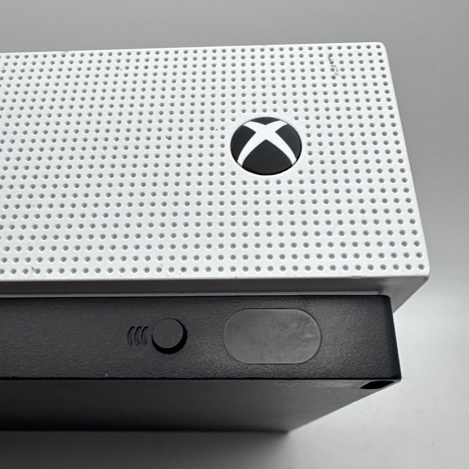 XBOX ONE S 1TB CONSOLE 1681 WITH 1 CONTROLLER & CABLES - TESTED (WBP018149)