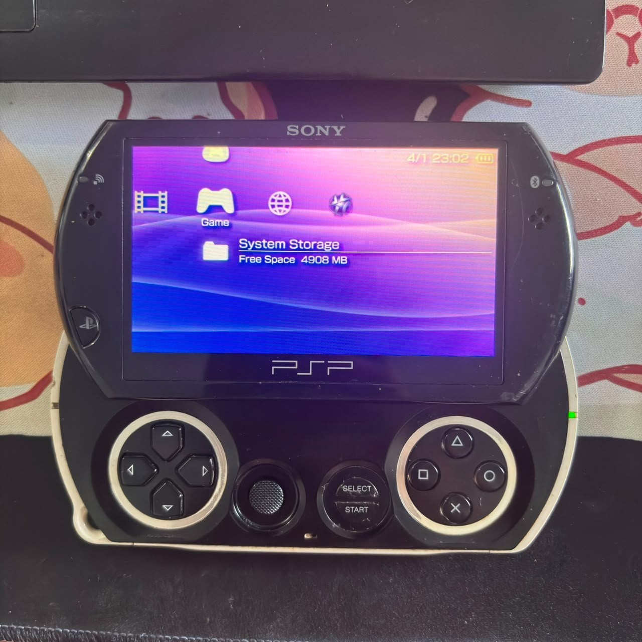 Pre-Owned Play Station Portable Sony PSP GO Black PSP-N1001