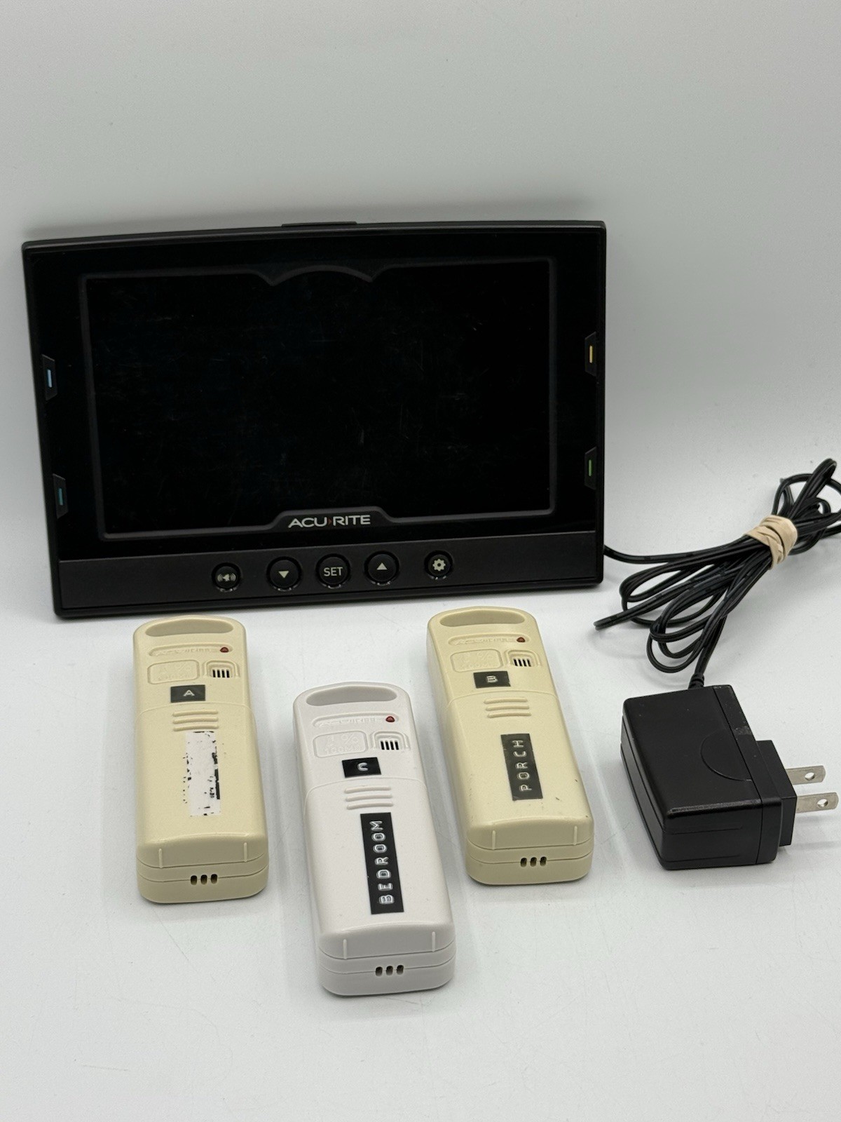 Amazing AcuRite 06024MA1 Home Temperature & Humidity Station with 3 Sensors