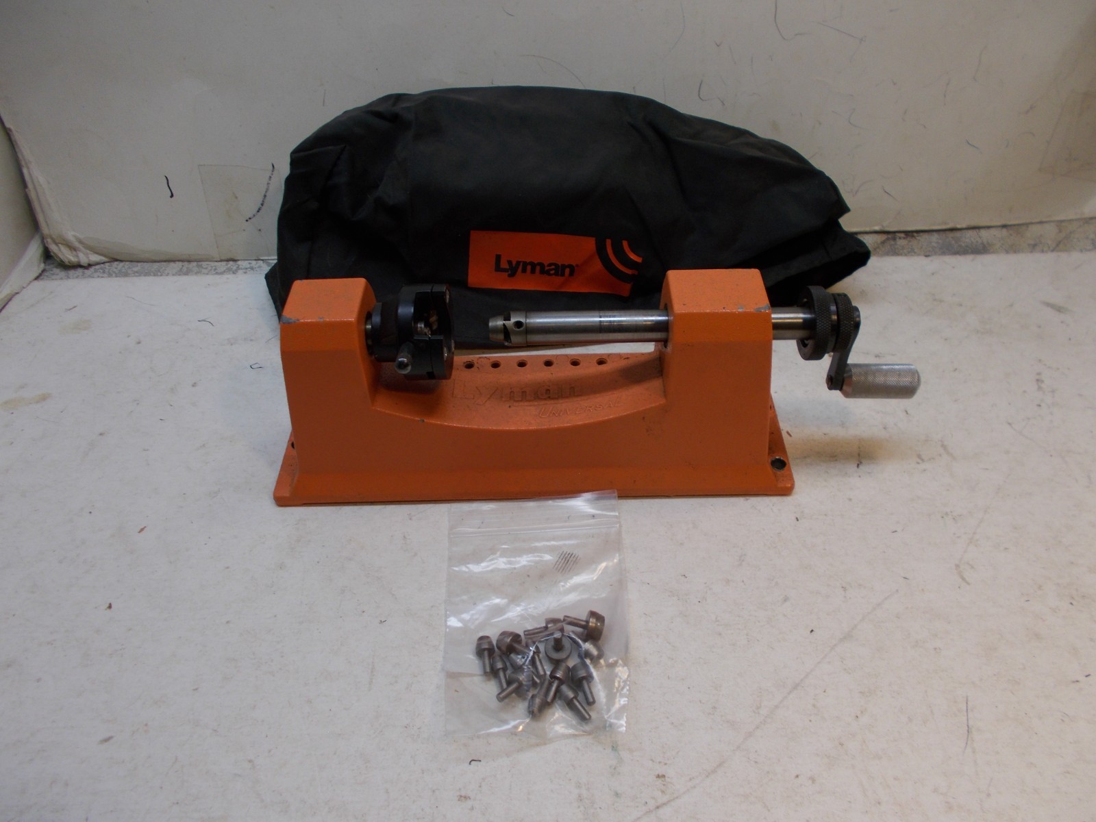 lyman universal case trimmer + 15 pilots + cover