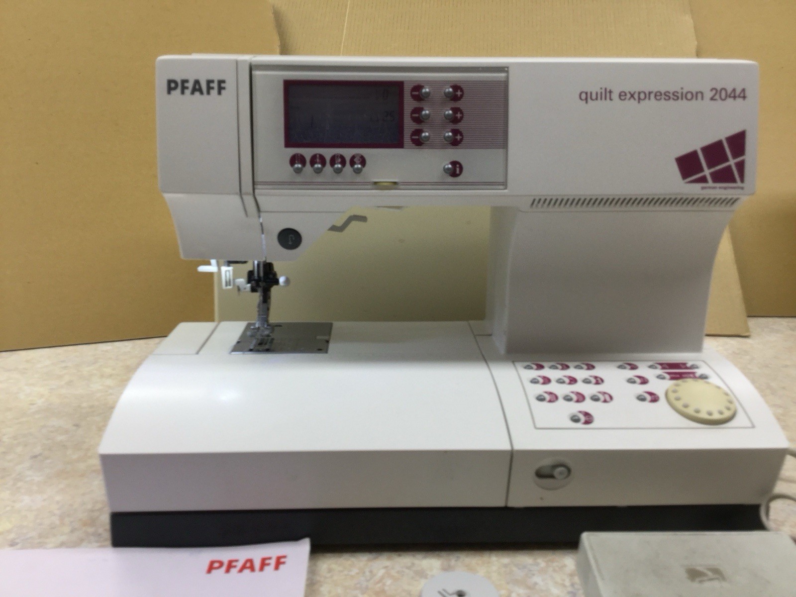 PFAFF Quilt Expression 2044 Sewing Machine