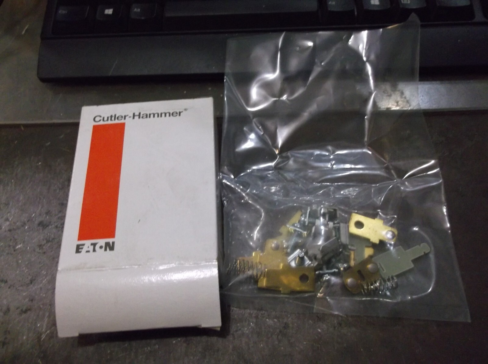 NIB CUTLER HAMMER 6-21-2 CONTACT KIT (132-1)