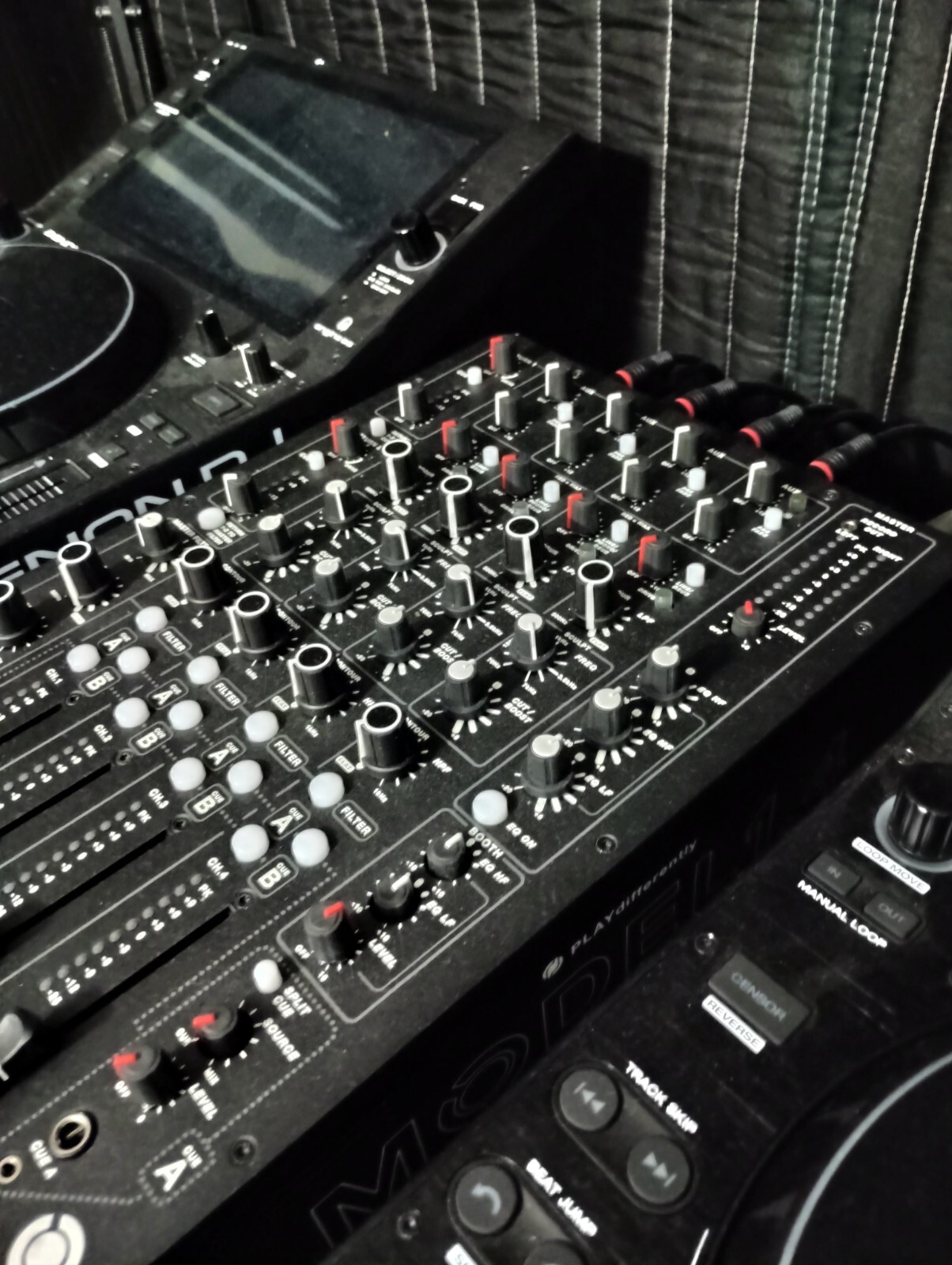PLAY DIFFERENTLY Model 1.4 4-Channel Premium Analog DJ Mixer